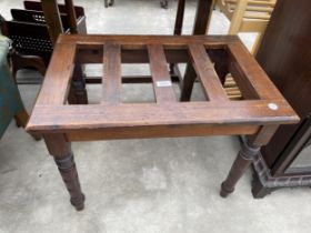 AN EDWARDIAN MAHOGANY SUITCASE STAND