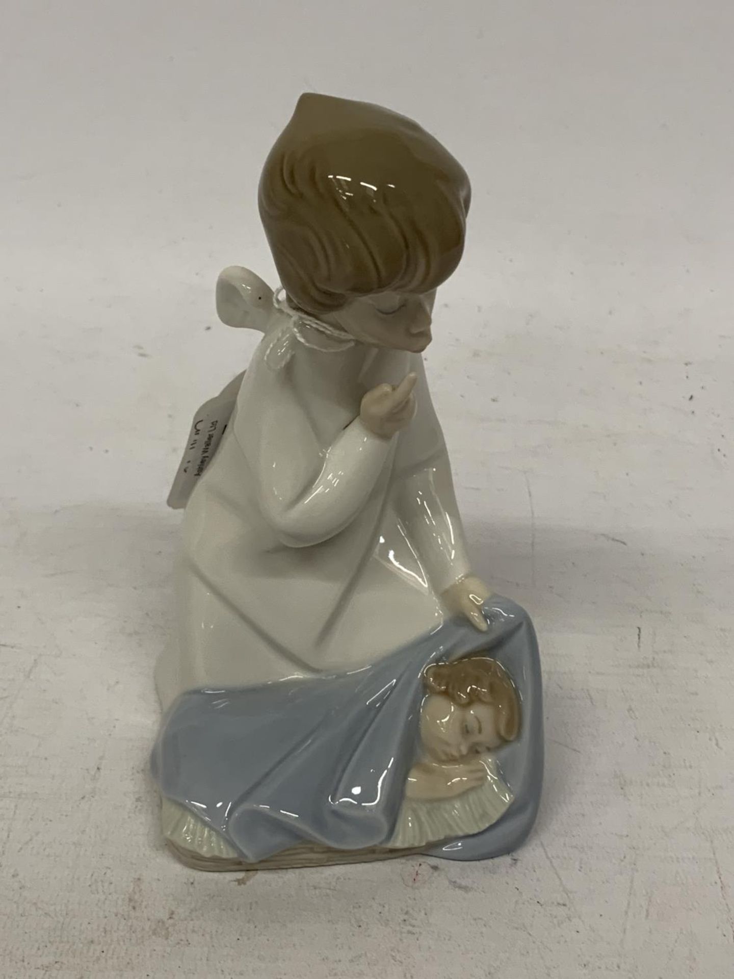 A LLADRO FIGURE OF AN ANGEL WITH BABY