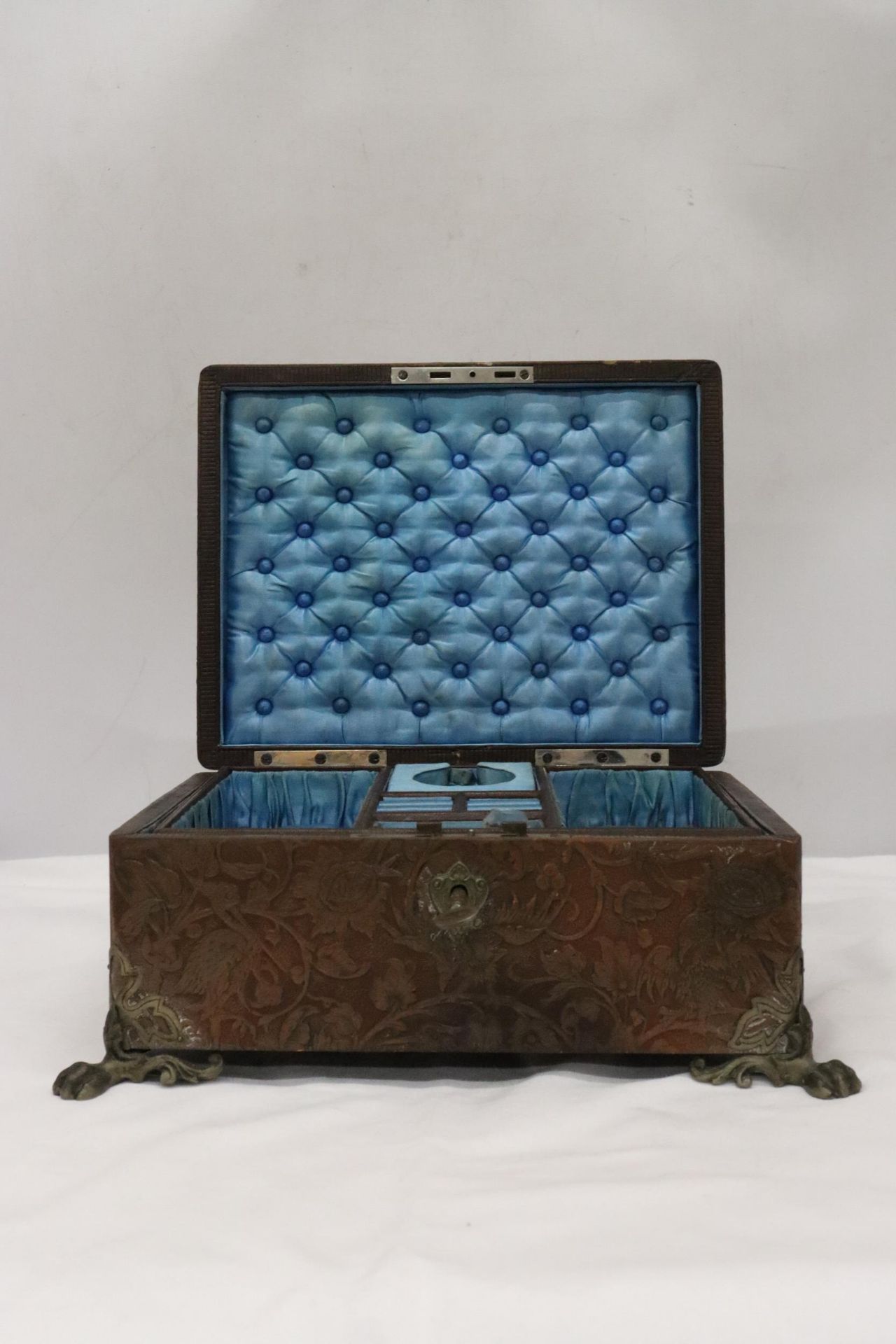 A SILK LINED, LEATHER CLAD JEWELLERY/SEWING BOX WITH TWO SCENT BOTTLES, A LIFT OUT COMPARTMENT AND - Image 4 of 7