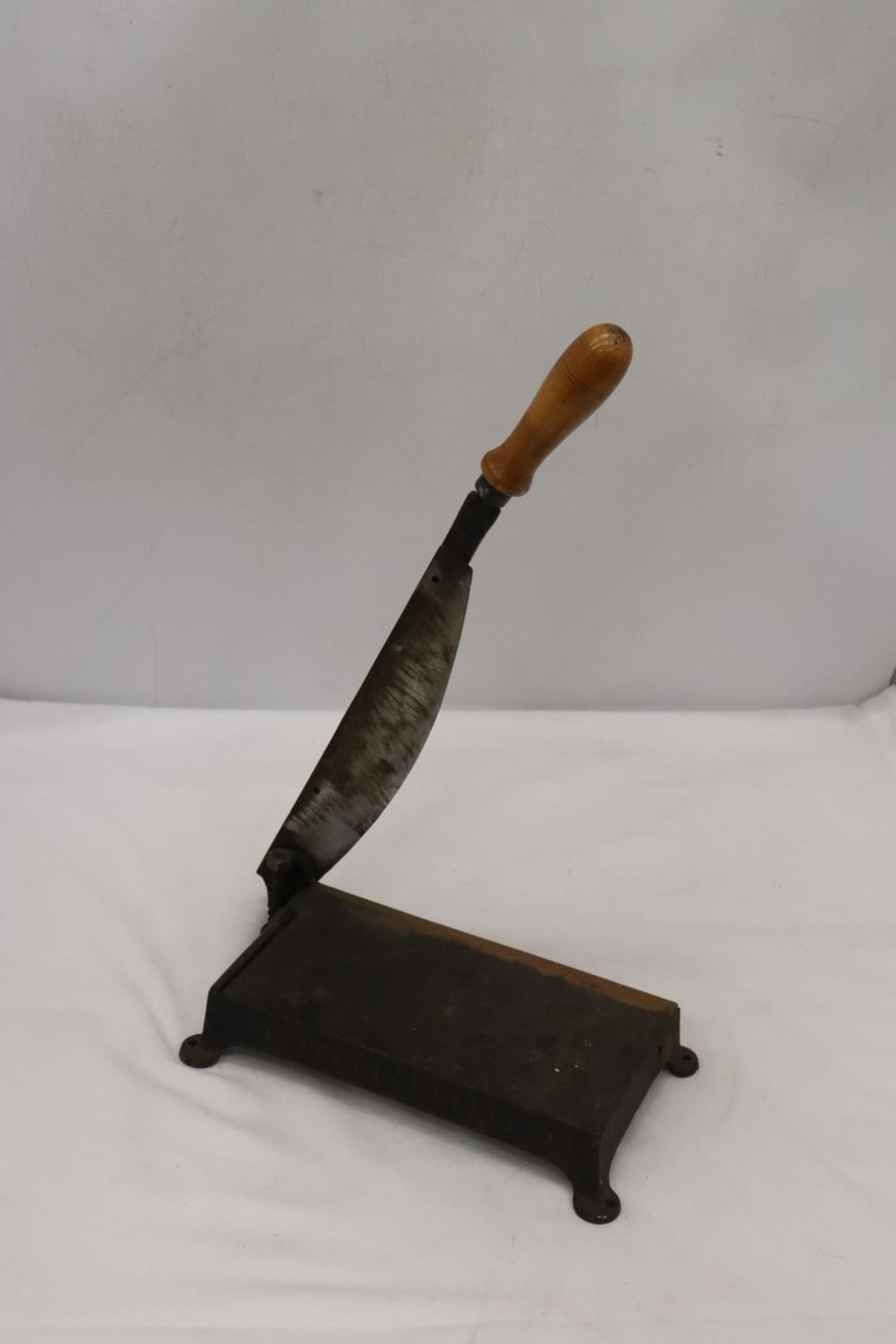 A VERY SHARP VINTAGE CAST GUILLOTINE - Image 4 of 7