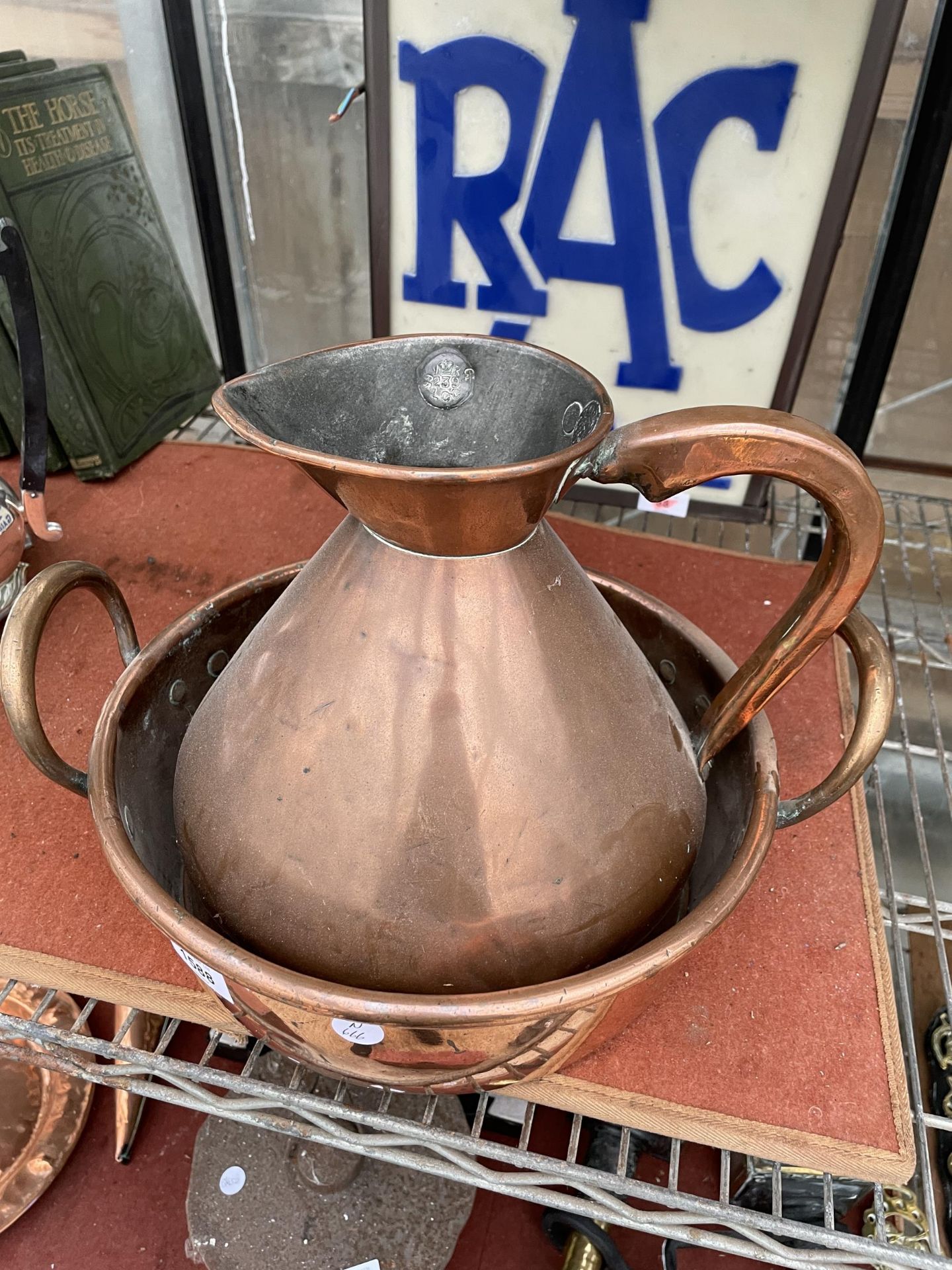 A VINTAGE HEAVY THICK COPPER GALLON JUG AND HEAVY WASH BOWL - Image 4 of 4