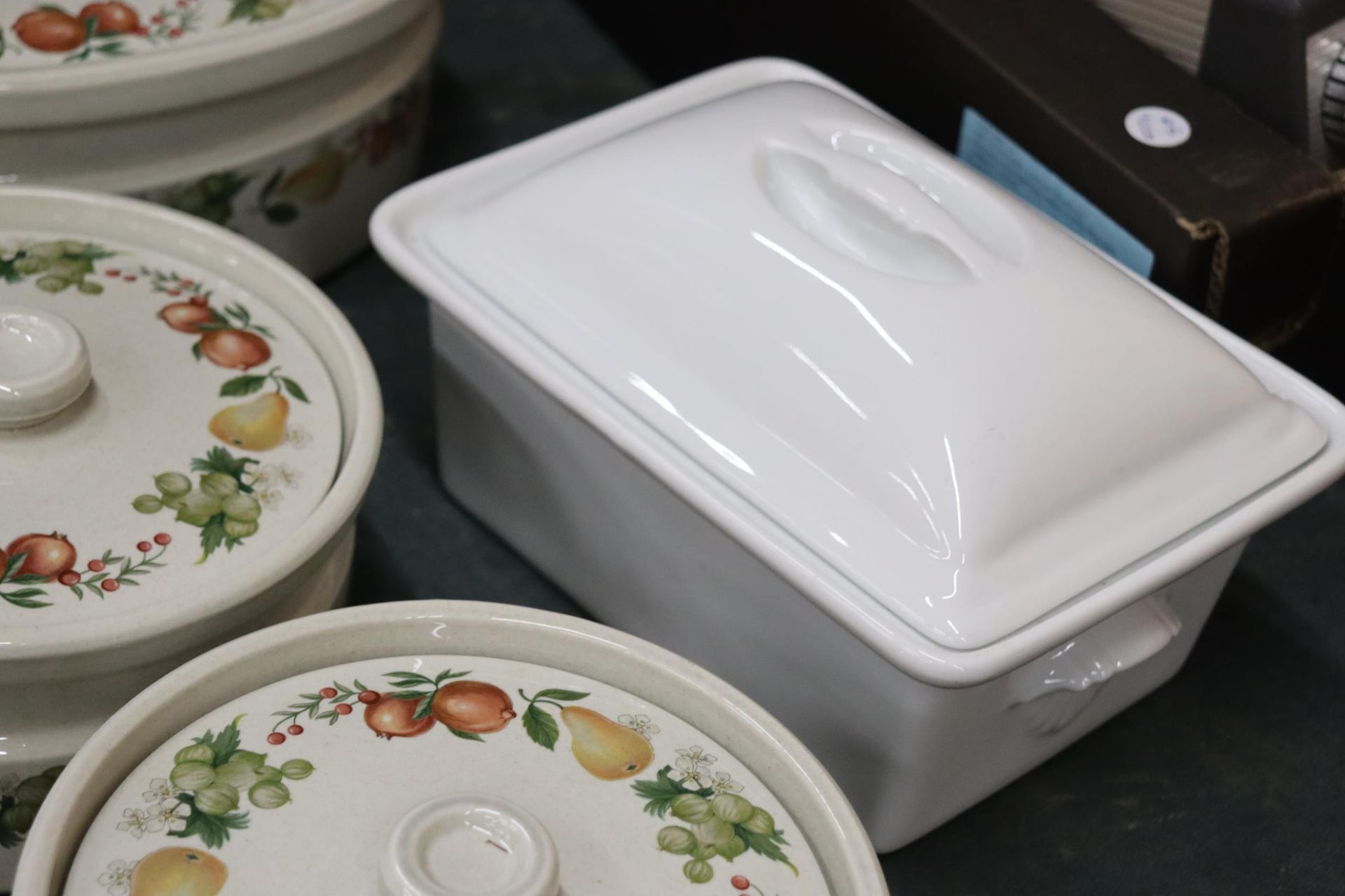 THREE WEDGWOOD 'QUINCE' LIDDED SERVING DISHES PLUS A FRENCH LIDDED DISH - Bild 6 aus 6