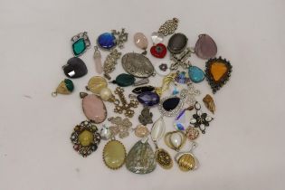 A QUANTITY OF CHAIN PENDANTS