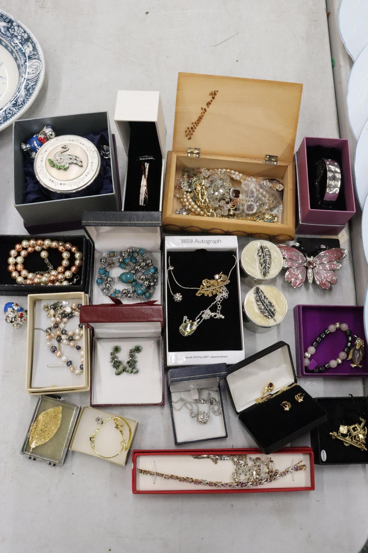 A LARGE QUANTITY OF COSTUME JEWELLERY AND ENAMEL TRINKET B0XES - Image 2 of 10