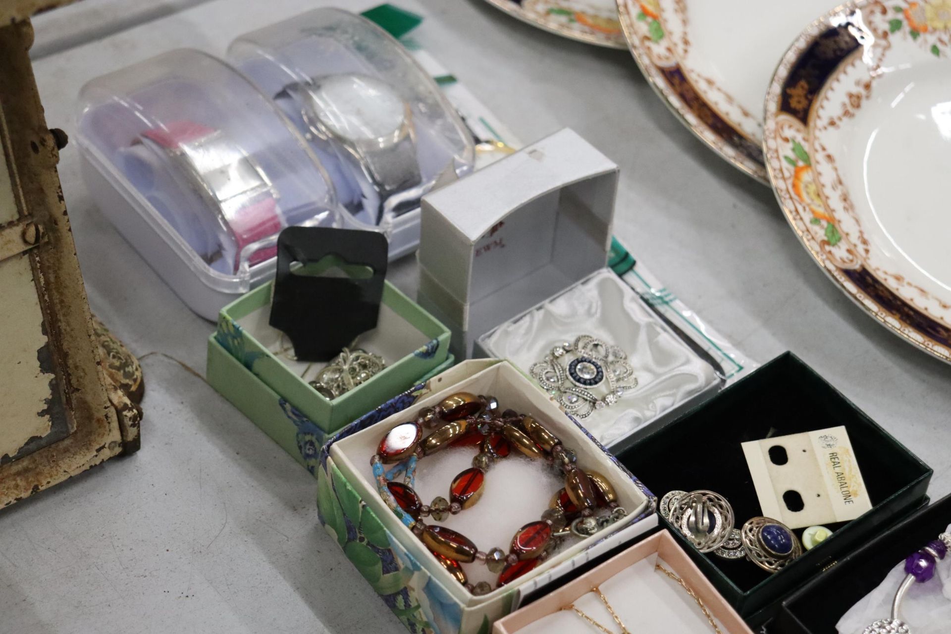 A QUANTITY OF BOXED COSTUME JEWELLERY TO INCLUDE WATCHES - Image 5 of 9