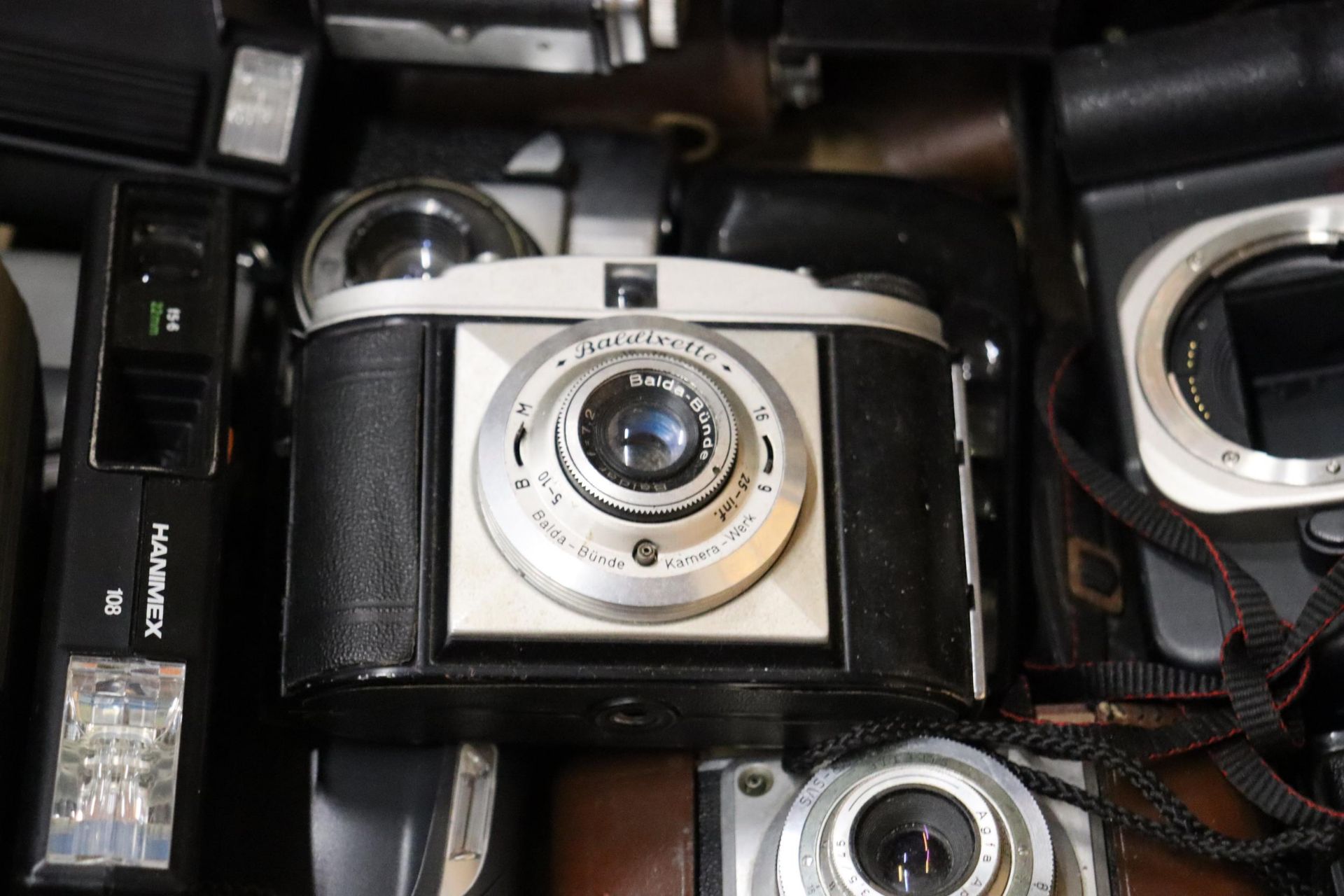 A LARGE QUANTITY OF VINTAGE CAMERAS TO INCLUDE CANON, ENSIGN, KODAK BROWNIE, ETC - 26 IN TOTAL - Image 2 of 9