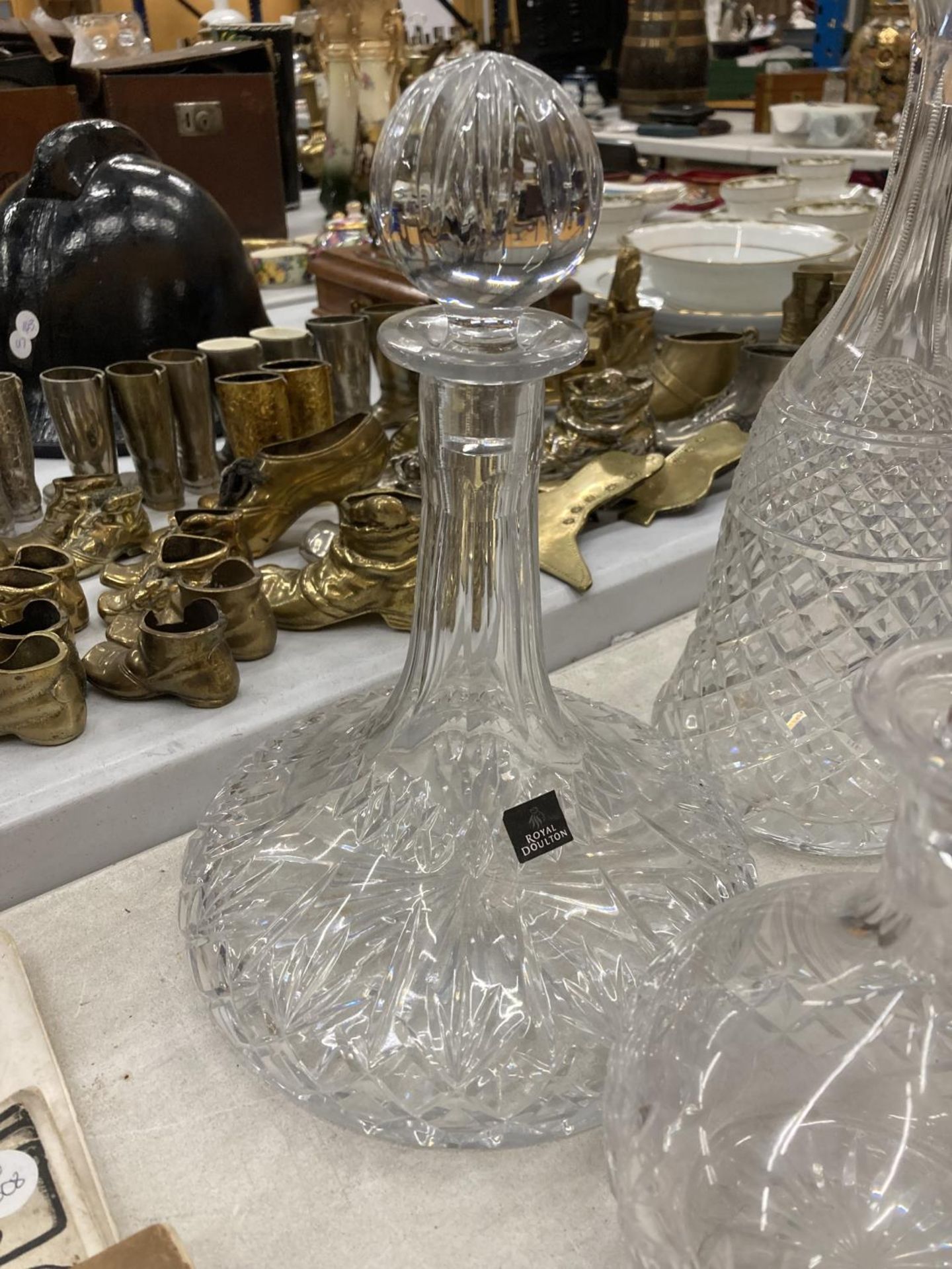 A QUANTITY OF GLASSWARE TO INCLUDE CUT GLASS DECANTERS, DOULTON ETC, PLUS A QUANTITY OF WINE GLASSES - Image 2 of 5