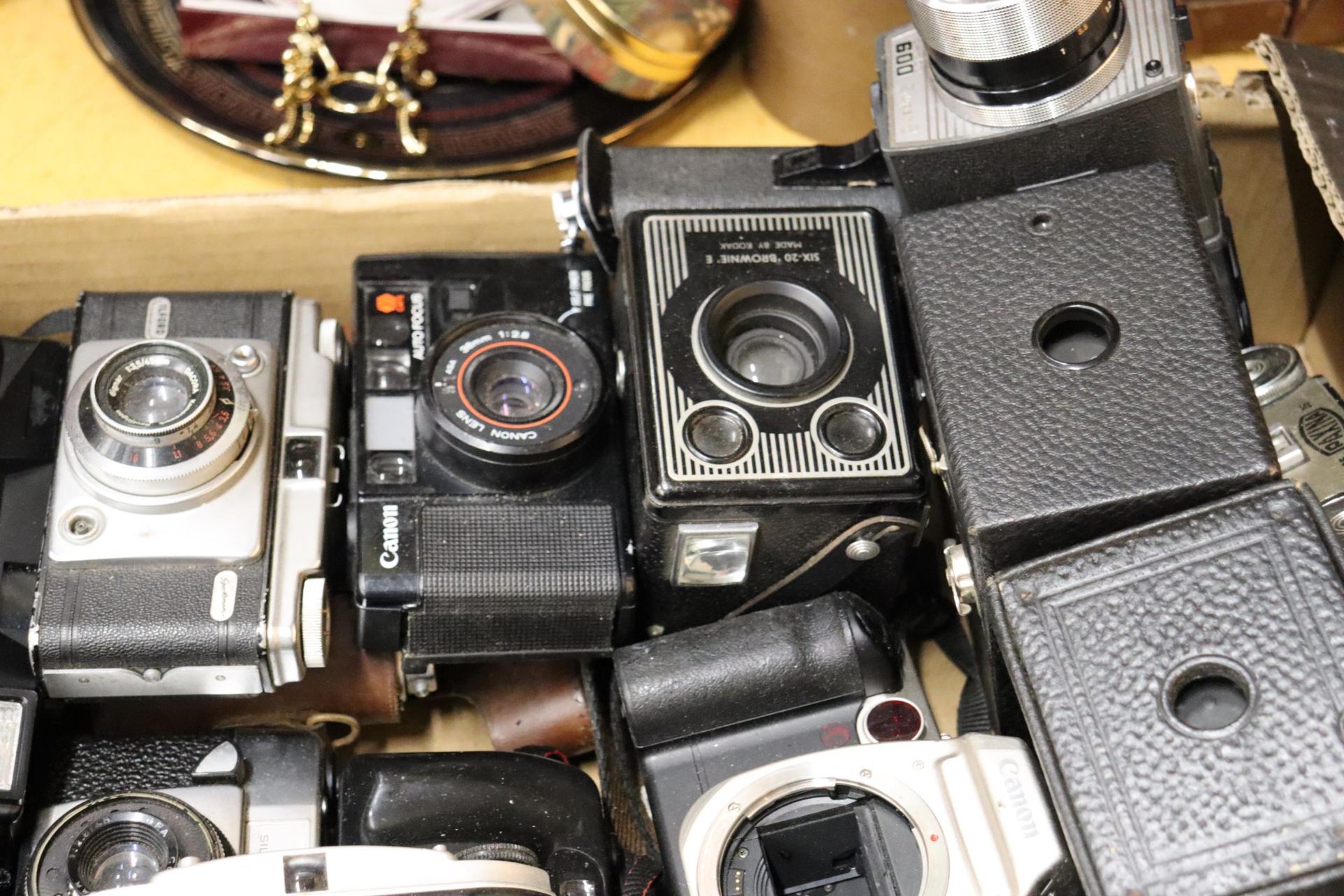 A LARGE QUANTITY OF VINTAGE CAMERAS TO INCLUDE CANON, ENSIGN, KODAK BROWNIE, ETC - 26 IN TOTAL - Image 4 of 9