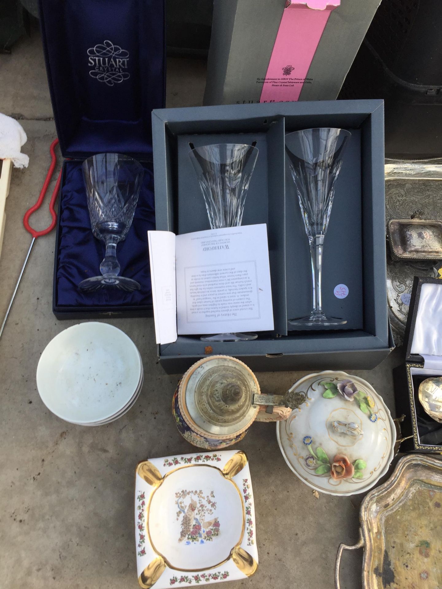 AN ASSORTMENT OF ITEMS TO INCLUDE SILVER PLATED ITEMS, GLASSES AND CERAMICS ETC - Image 2 of 7