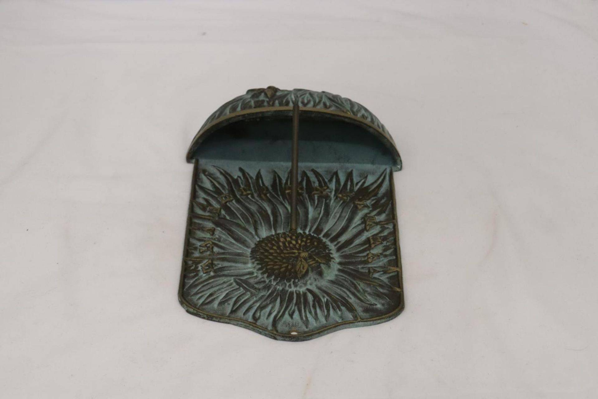 A HEAVY BRASS VINTAGE SUNDIAL - Image 3 of 5