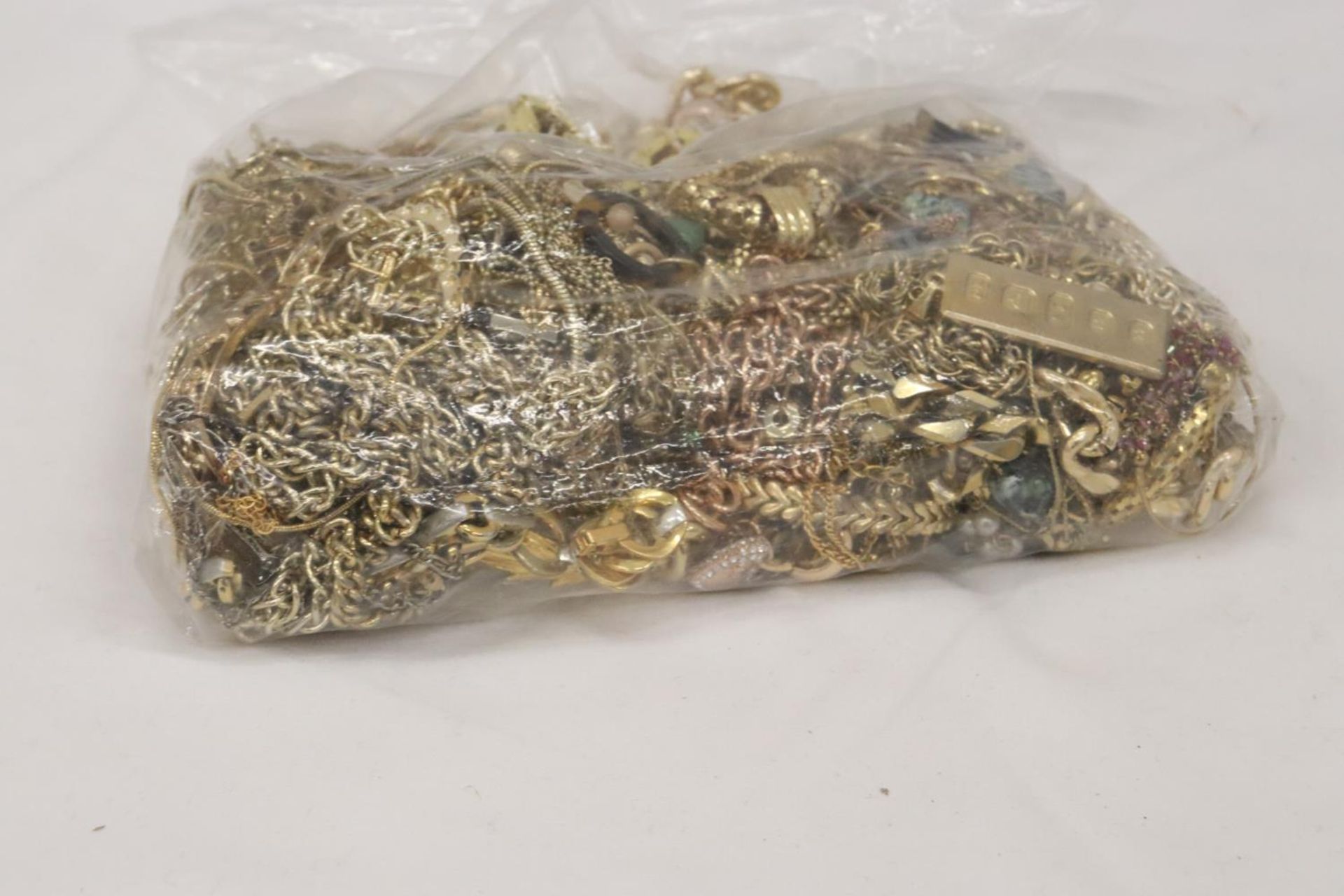 A QUANTITY OF YELLOW METAL COSTUME JEWELLERY - Image 4 of 5