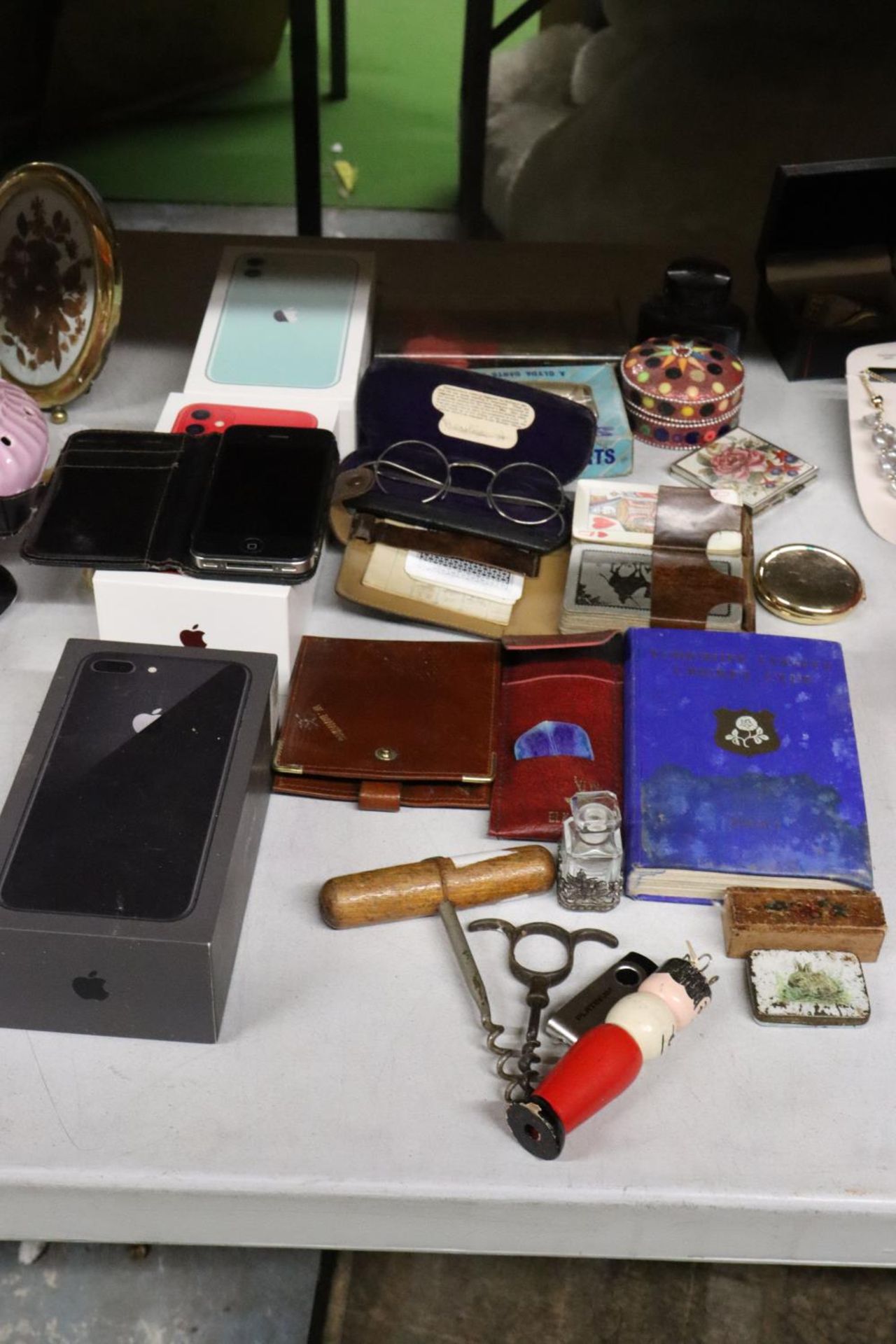 A MIXED LOT TO INCLUDE AN OLD I-PHONE, I-PHONE BOXES, SPECTACLES IN A CASE, BOTTLE OPENERS, DARTS,