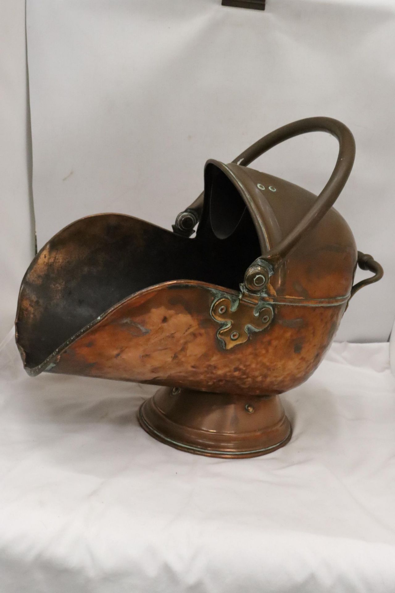 A VINTAGE BEATEN COPPER COAL SCUTTLE - Image 3 of 5