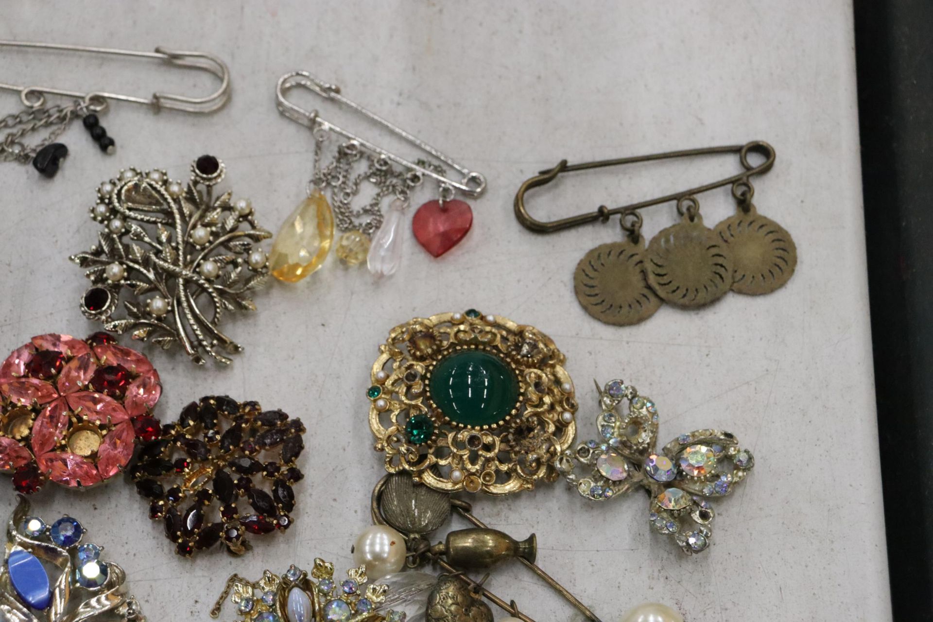 A QUANTITY OF VINTAGE COSTUME JEWELLERY BROOCHES - APPROX 29 IN TOTAL - Image 6 of 9