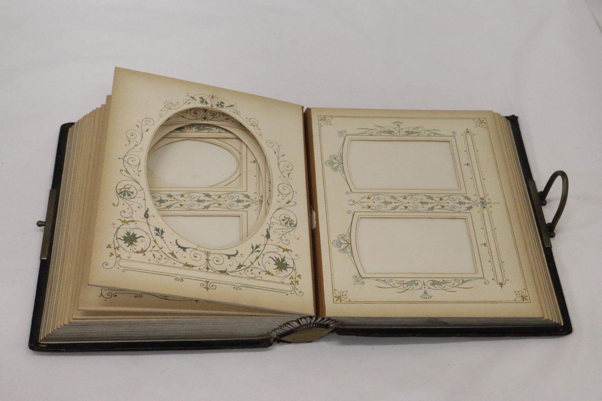 A VICTORIAN LEATHER BOUND PHOTO ALBUM WITH A WHITE METAL SHIELD SHAPED CARTOUCHE TO THE FRONT COVER - Bild 4 aus 6