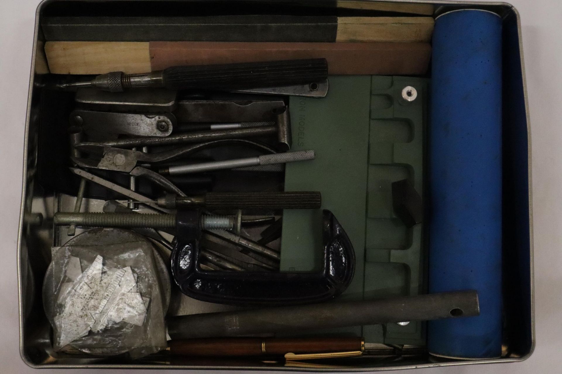 A TRAY CONTAINING ENGINEERING AND CRAFTS TOOLS AND ACCESSORIES - Image 3 of 5