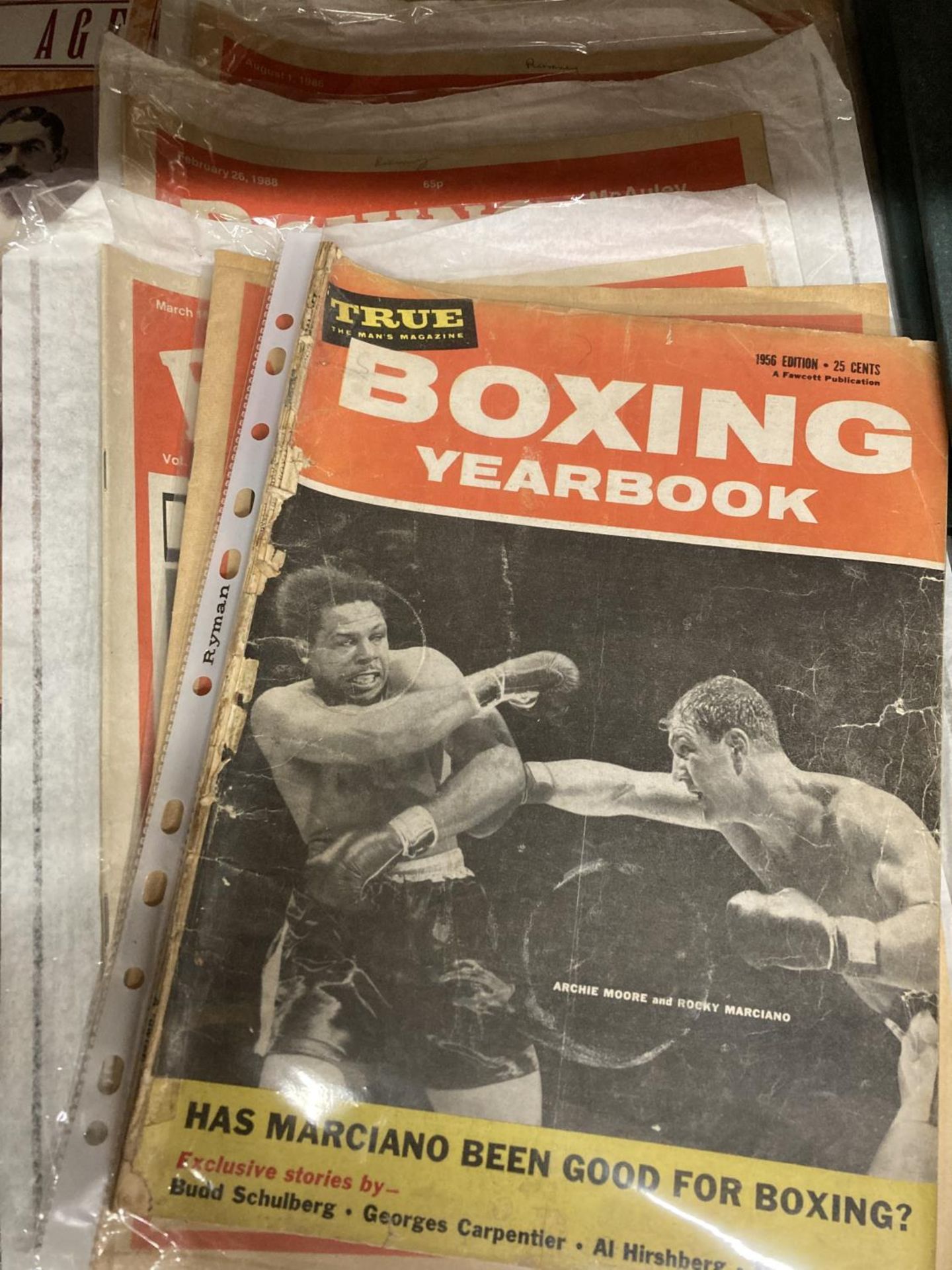 A COLLECTION OF VINTAGE BOXING ITEMS TO INCLUDE GLOVES, BOOK AND MAGAZINES - Image 7 of 7