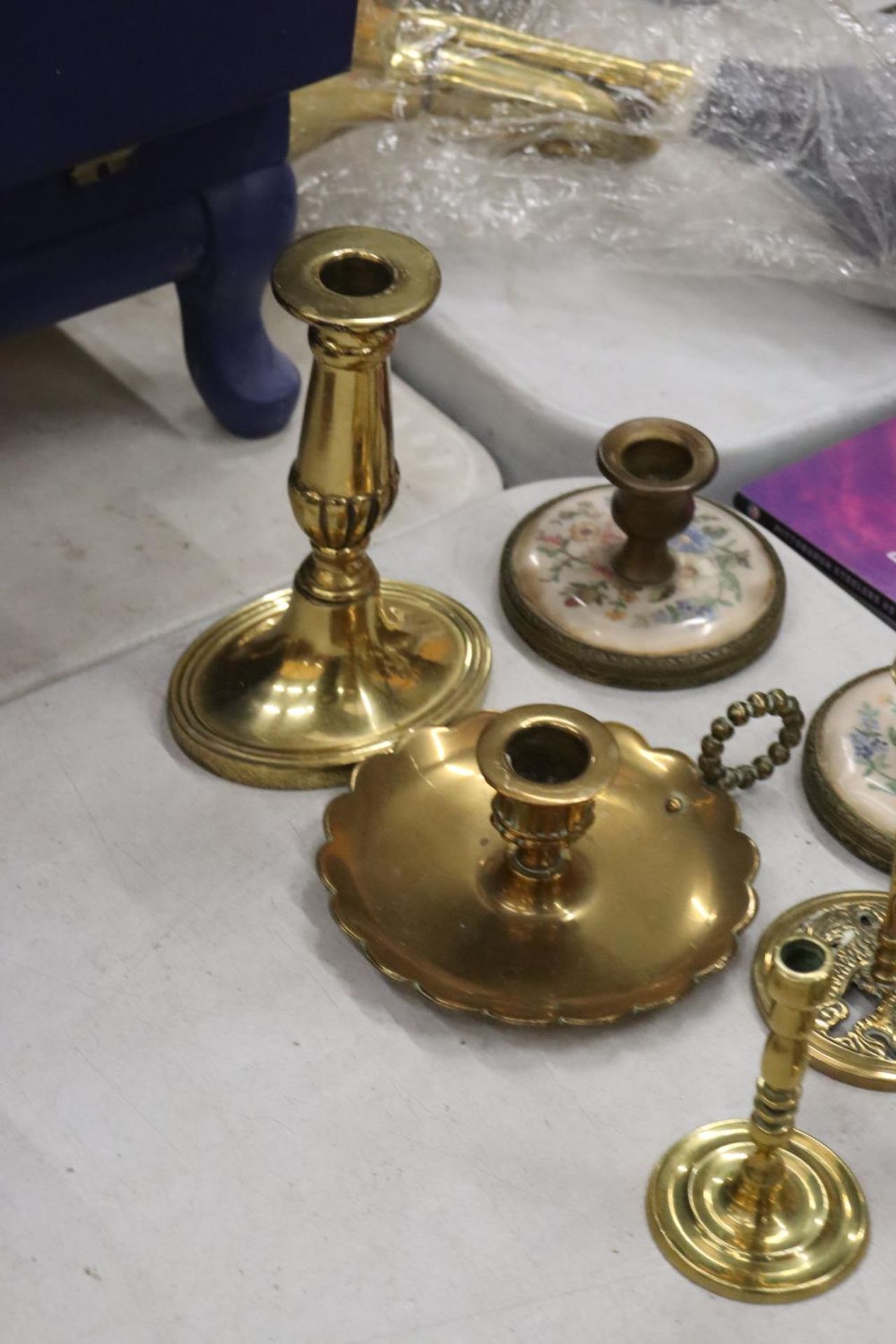 A QUANTITY OF BRASS CANDLESTICKS - Image 7 of 8