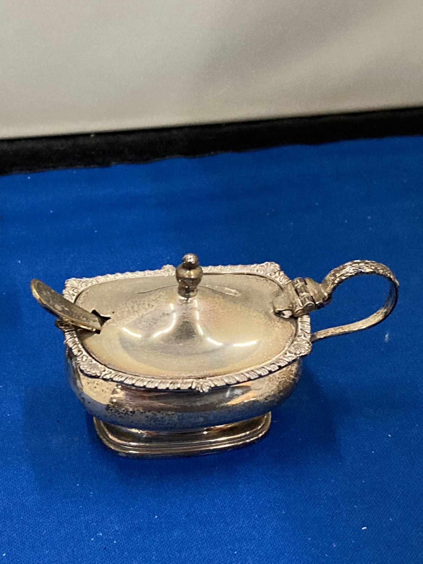 A HALLMARKED BIRMINGHAM SILVER CONDIMENT SET TO INCLUDE A BLUE GLASS LINED SALT AND LIDDED MUSTARD - Image 2 of 8