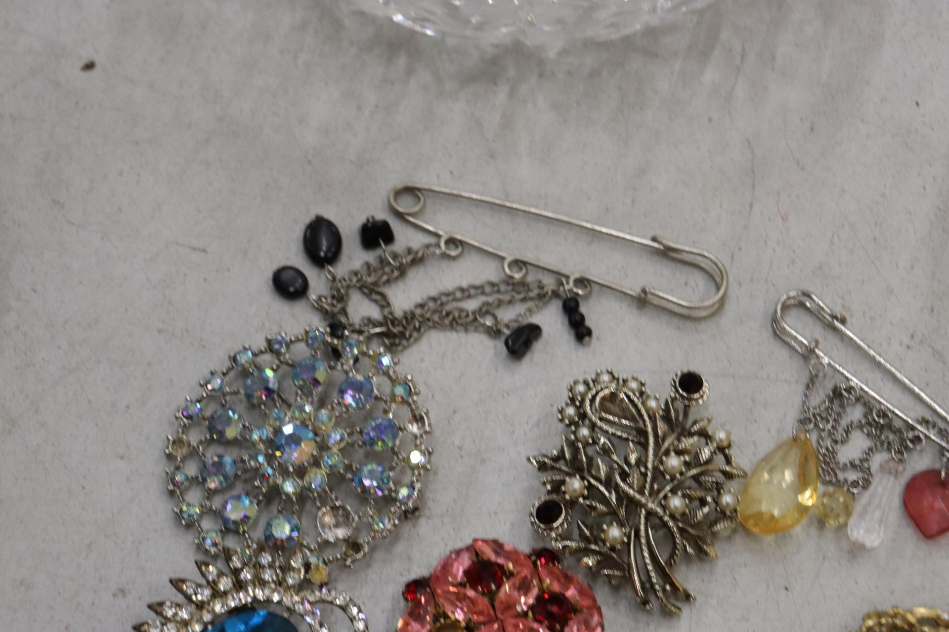 A QUANTITY OF VINTAGE COSTUME JEWELLERY BROOCHES - APPROX 29 IN TOTAL - Image 5 of 9