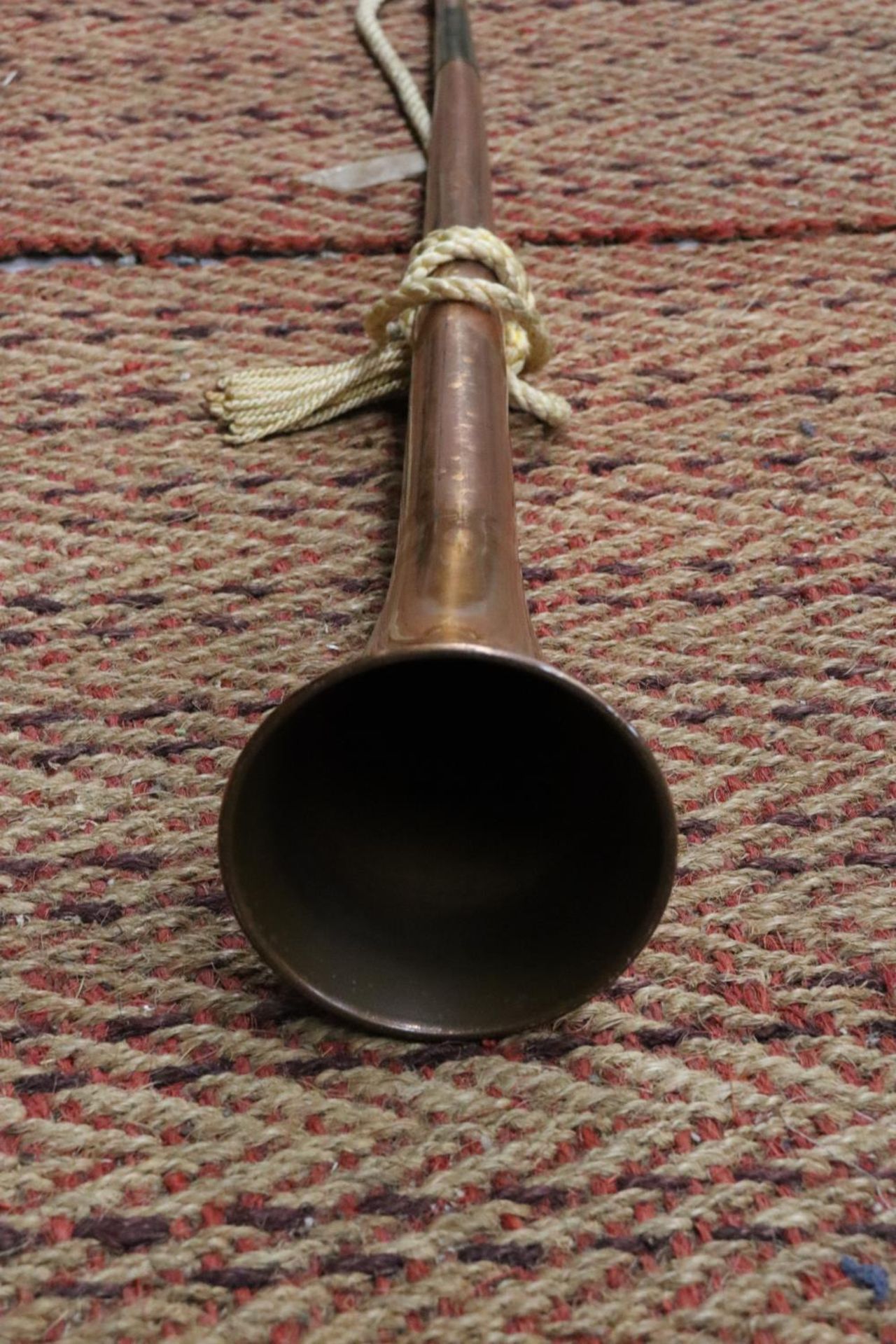 A BRASS AND COPPER HUNTING HORN - Image 6 of 8