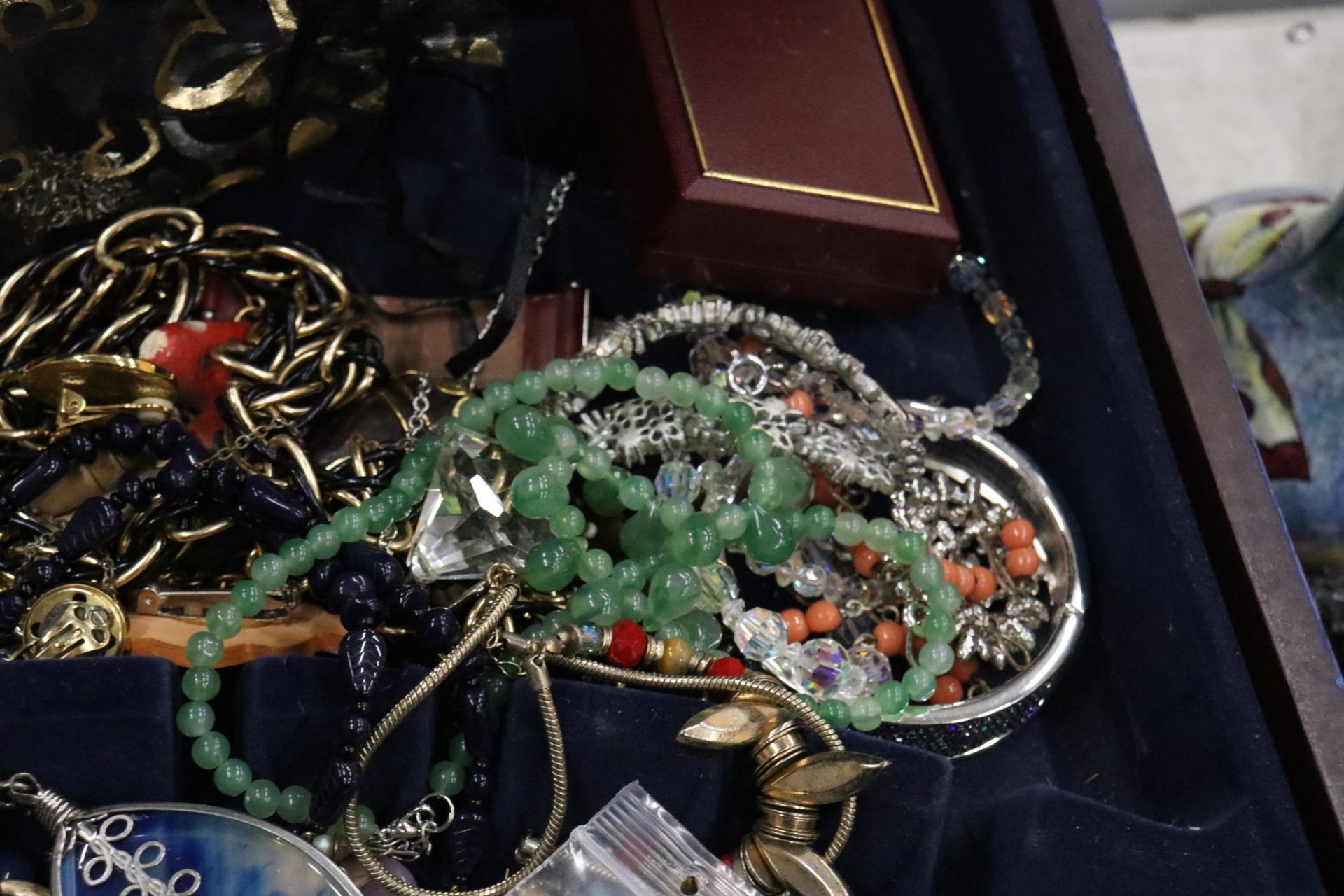 A QUANTITY OF COSTUME JEWELLERY TO INCLUDE WATCHES, NECKLACES, BRACELETS, EARRINGS, ETC IN A - Image 5 of 8