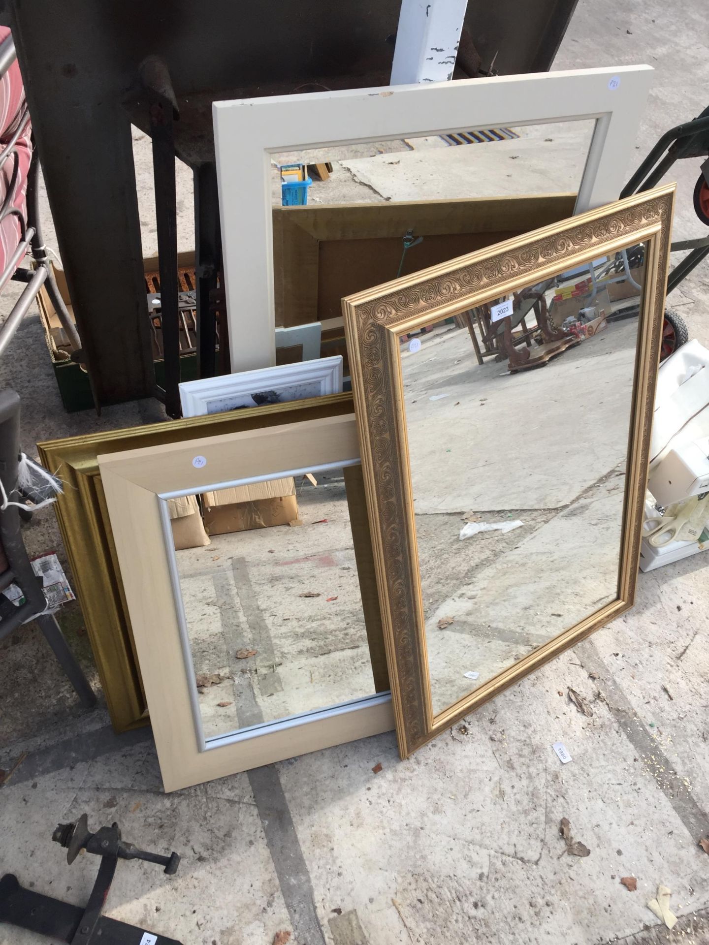 AN ASSORTMENT OF FRAMED MIRRORS AND PRINTS ETC