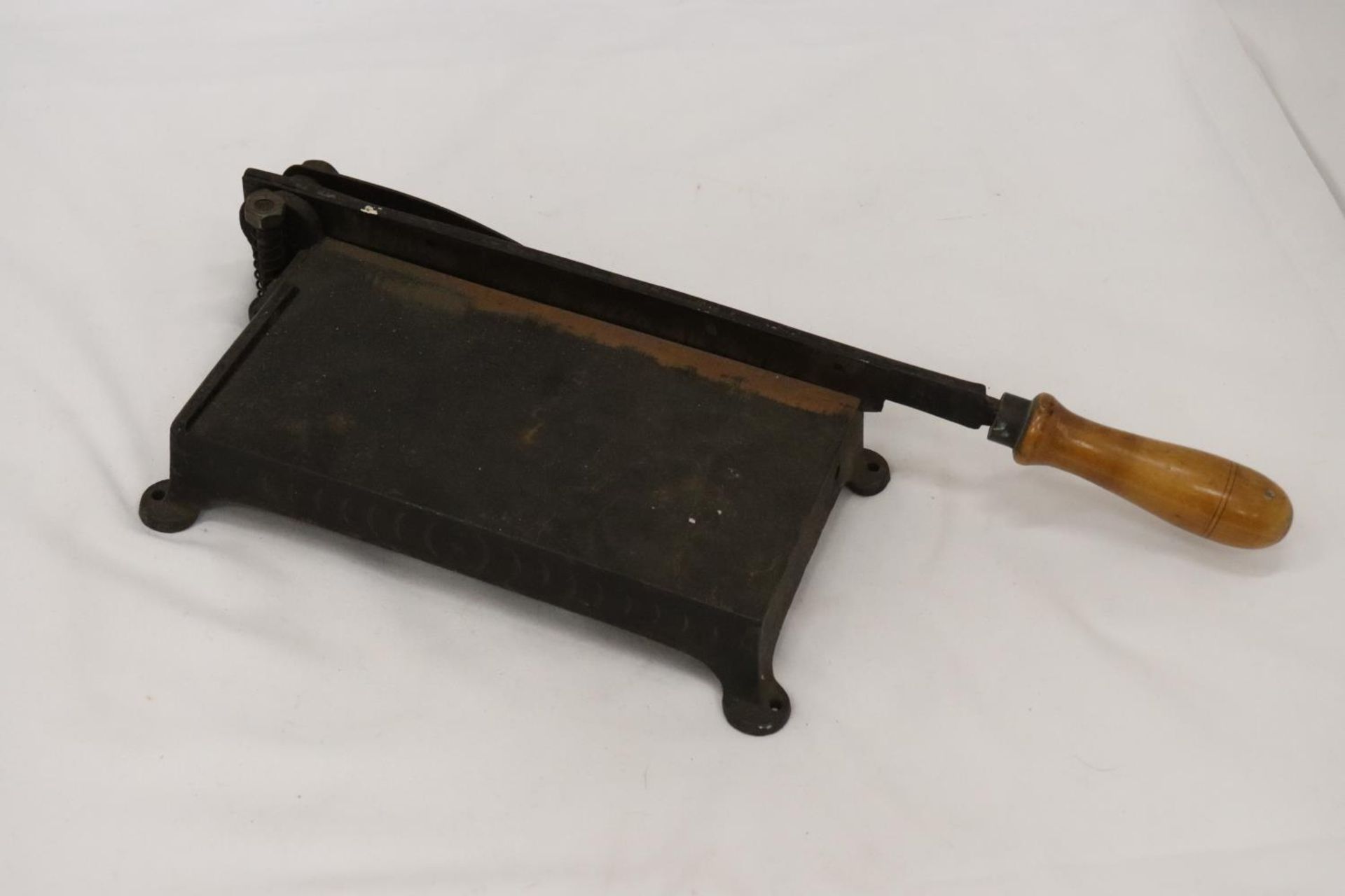 A VERY SHARP VINTAGE CAST GUILLOTINE