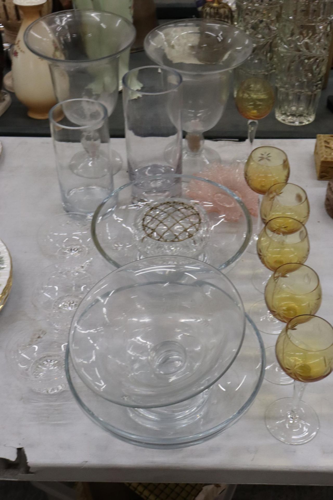 A QUANTITY OF GLASSWARE TO IJCLUDE BOWLS, VASES, DISHES, GLASSES, ETC., - Image 2 of 8