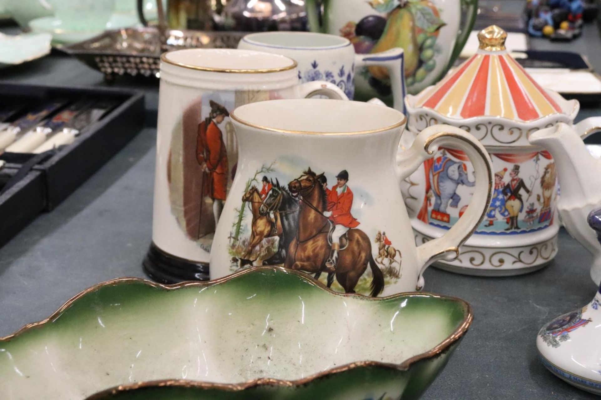 A MIXED LOT TO INCLUDE SADLER TEAPOTS, LIMOGES HANDPAINTED HINGED EGG TRINKET, DELFT BLUE TANKARD, - Image 10 of 12