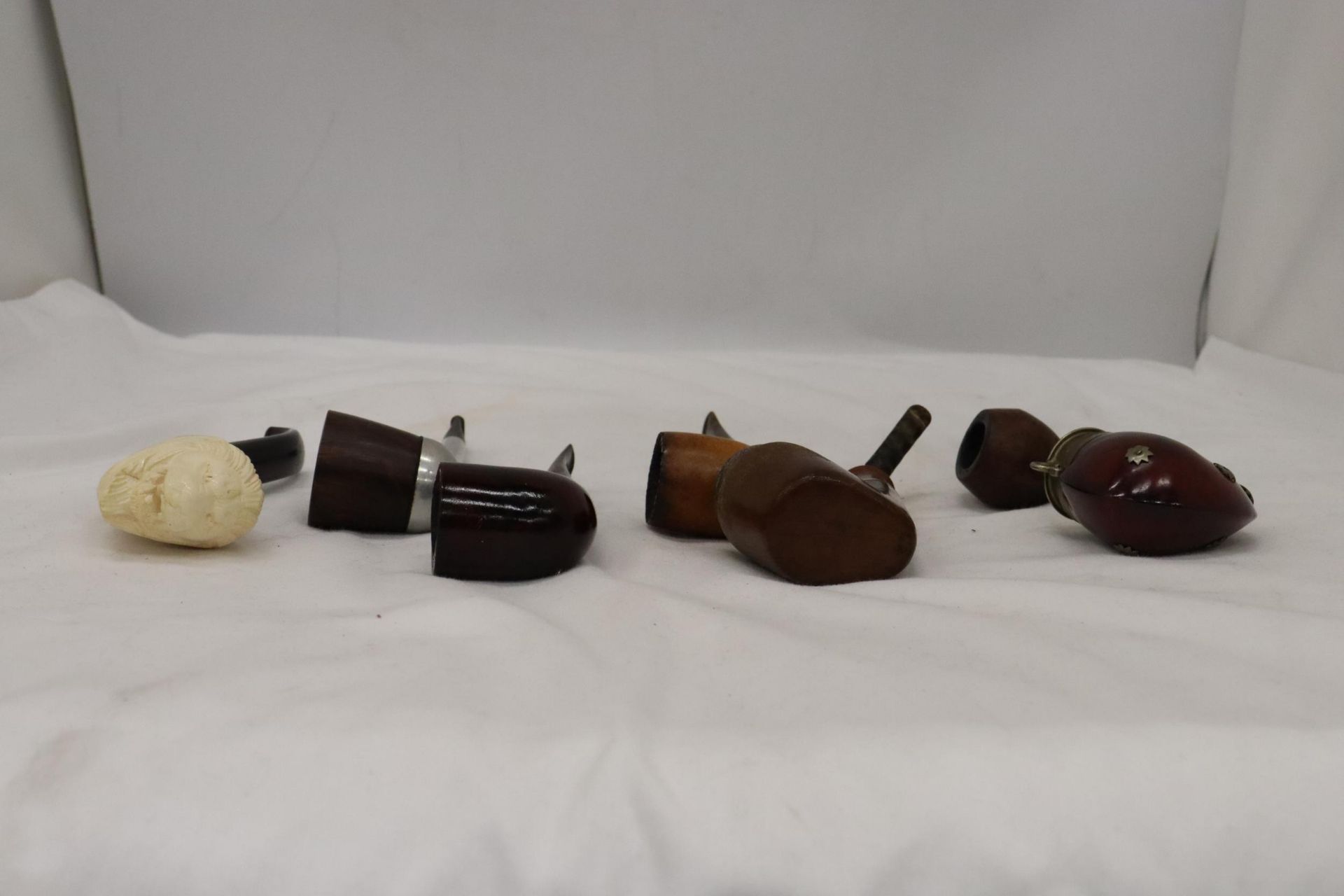 A COLLECTION OF VINTAGE PIPES TO INCLUDE ONE WITH A LION'S HEAD BOWL, GENUINE BLOCK MEERSCHAUM, - Bild 2 aus 7