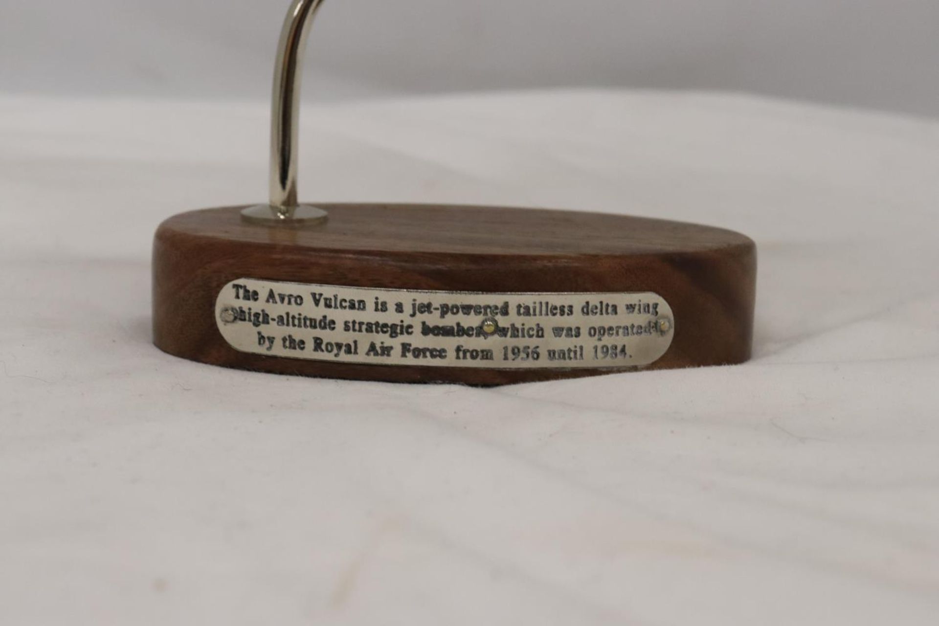 A CHROME MODEL OF AN AVRO VULCAN AEROPLANE ON A HARDWOOD BASE WITH HISTORY PLAQUE, HEIGHT 20 CM - Image 3 of 6