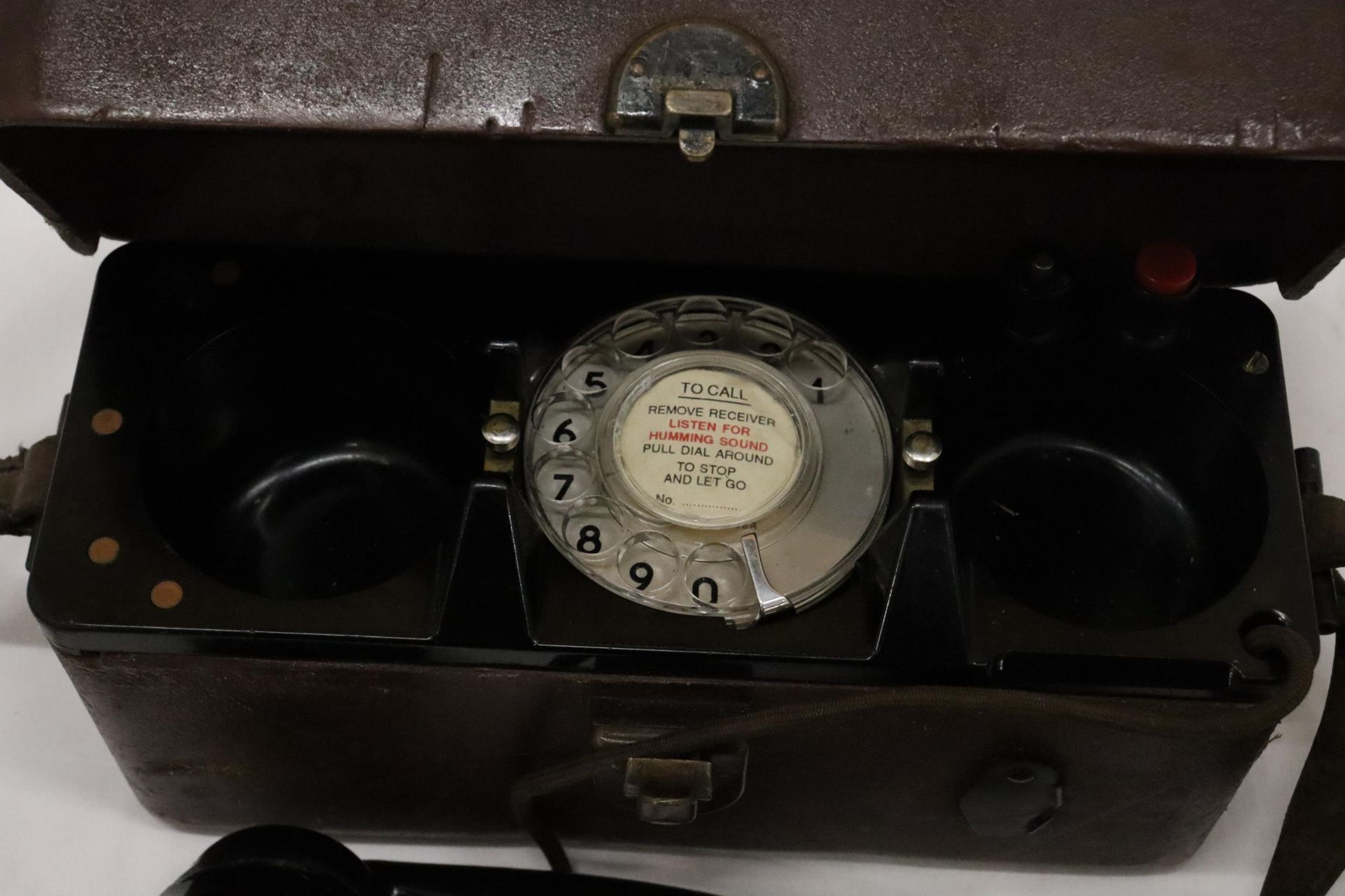 A WORLD WAR 11 MILITARY TELEPHONE IN A LEATHER CASE - Bild 4 aus 7