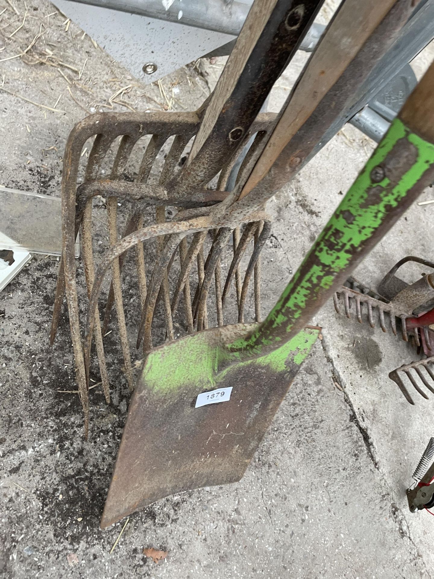 AN ASSORTMENT OF GARDEN TOOLS TO INCLUDE A SPADE AND THREE FORKS ETC - Image 2 of 2