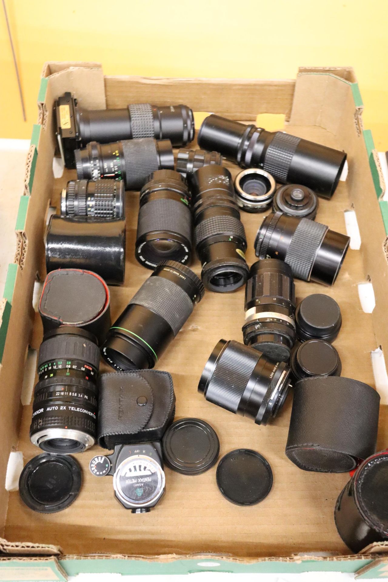 A JOBLOT OF VINTAGE CAMERA LENS (25 IN TOTAL)