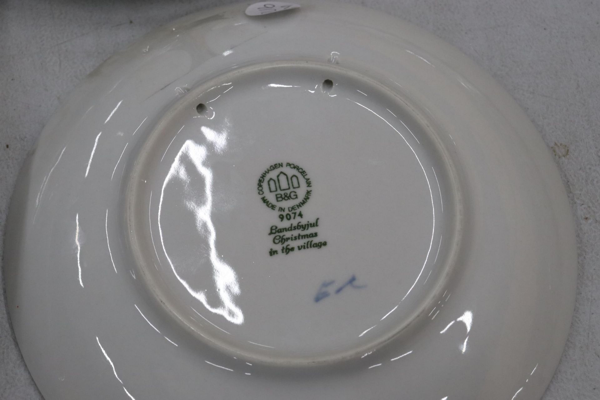 A LARGE COLLECTION OF CABINET PLATES TO INCLUDE BING & GRONDAHL, DENMARK, BRADEX RUSSIAN - Image 11 of 13