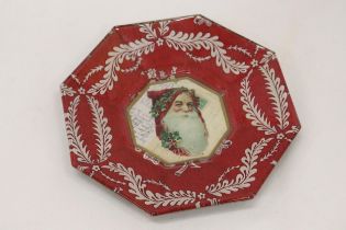 A SIGNED MARY E-KELLEY, DECOUPAGE SANTA CLAUS PLATE, DIAMETER 14CM