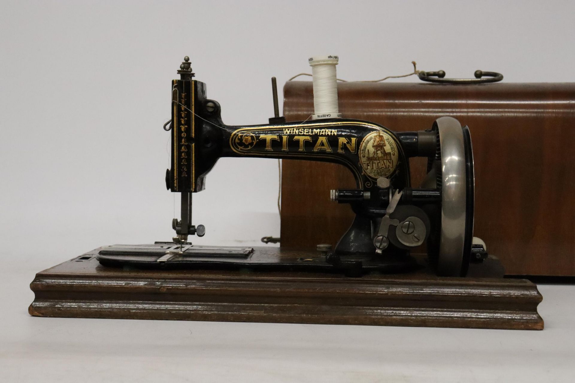 A VINTAGE WINSELMANN 'TITAN' SEWING MACHINE WITH ORIGINAL CASE AND KEY - Image 2 of 7