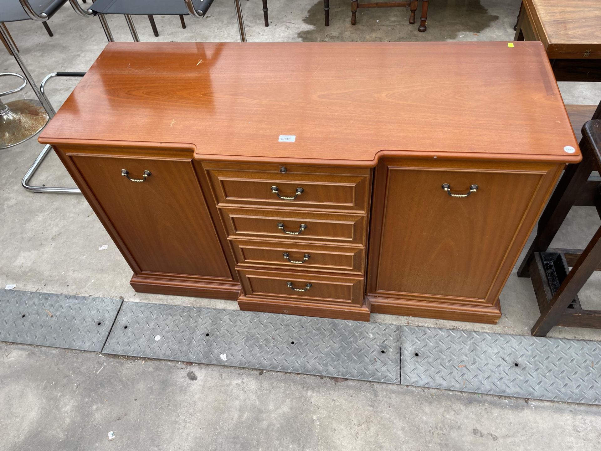 A PARKER KNOLL BREAKFRONT SIDEBOARD ENCLOSING FOUR DRAWERS, TWO CUPBOARDS AND SLIDE, 50" WIDE