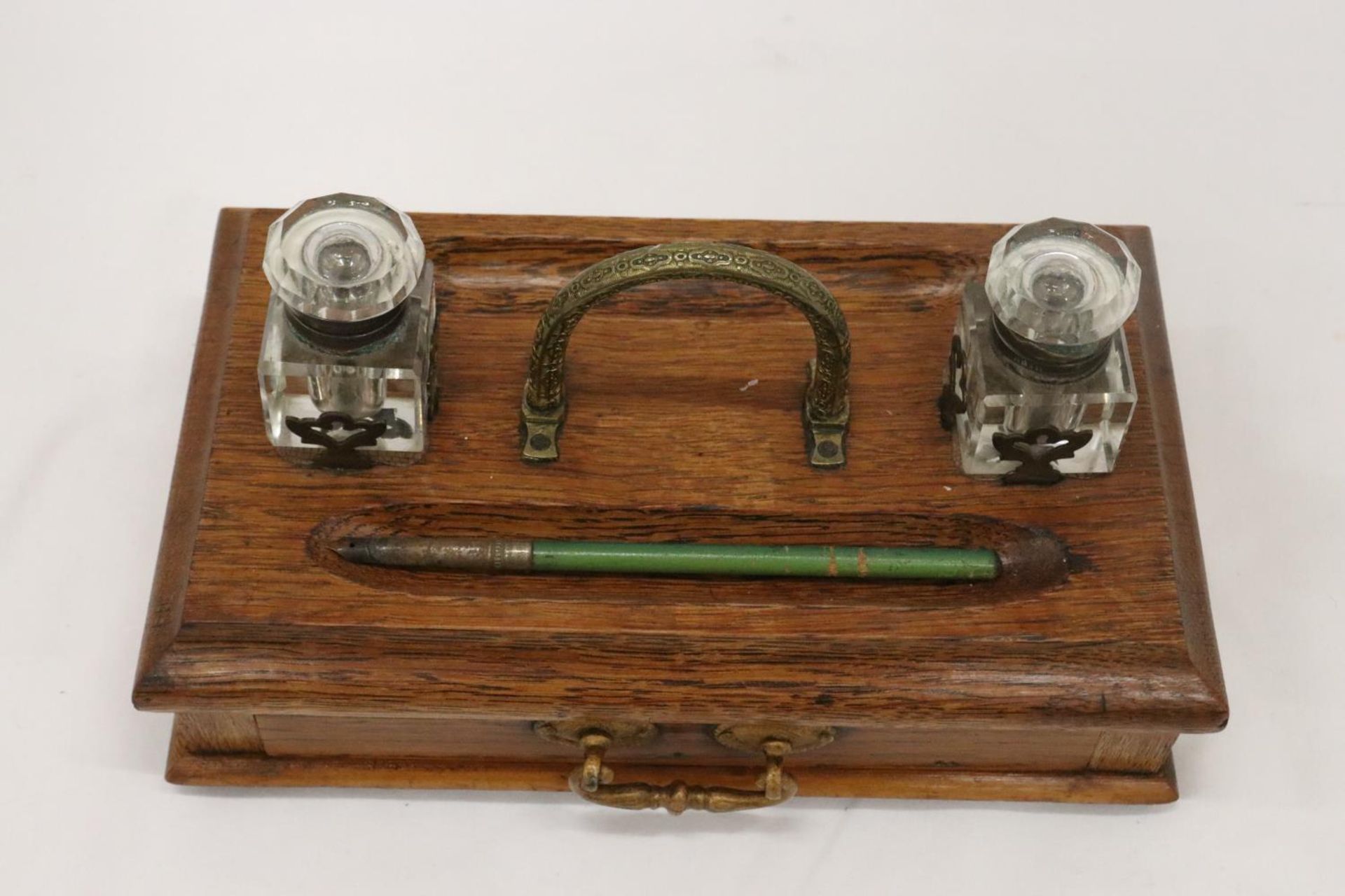 A VINTAGE OAK DESKSET WITH BRASS HANDLE AND DRAWER WITH GLASS INKWELLS - Image 2 of 6