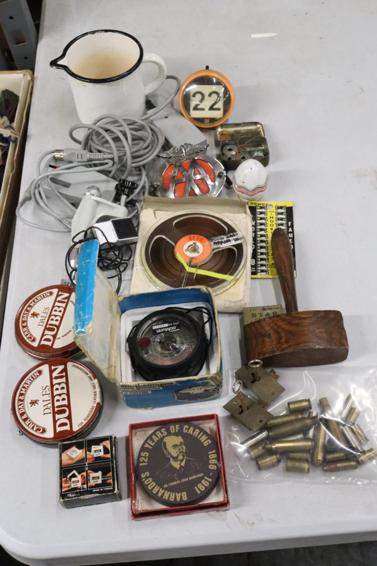 A MIXED VINTAGE LOT TO INCLUDE AN AA BADGE, DESK CALENDAR, 'MINI-COMPAS', LOCKS, GAVEL, TINS, ETC - Image 3 of 8