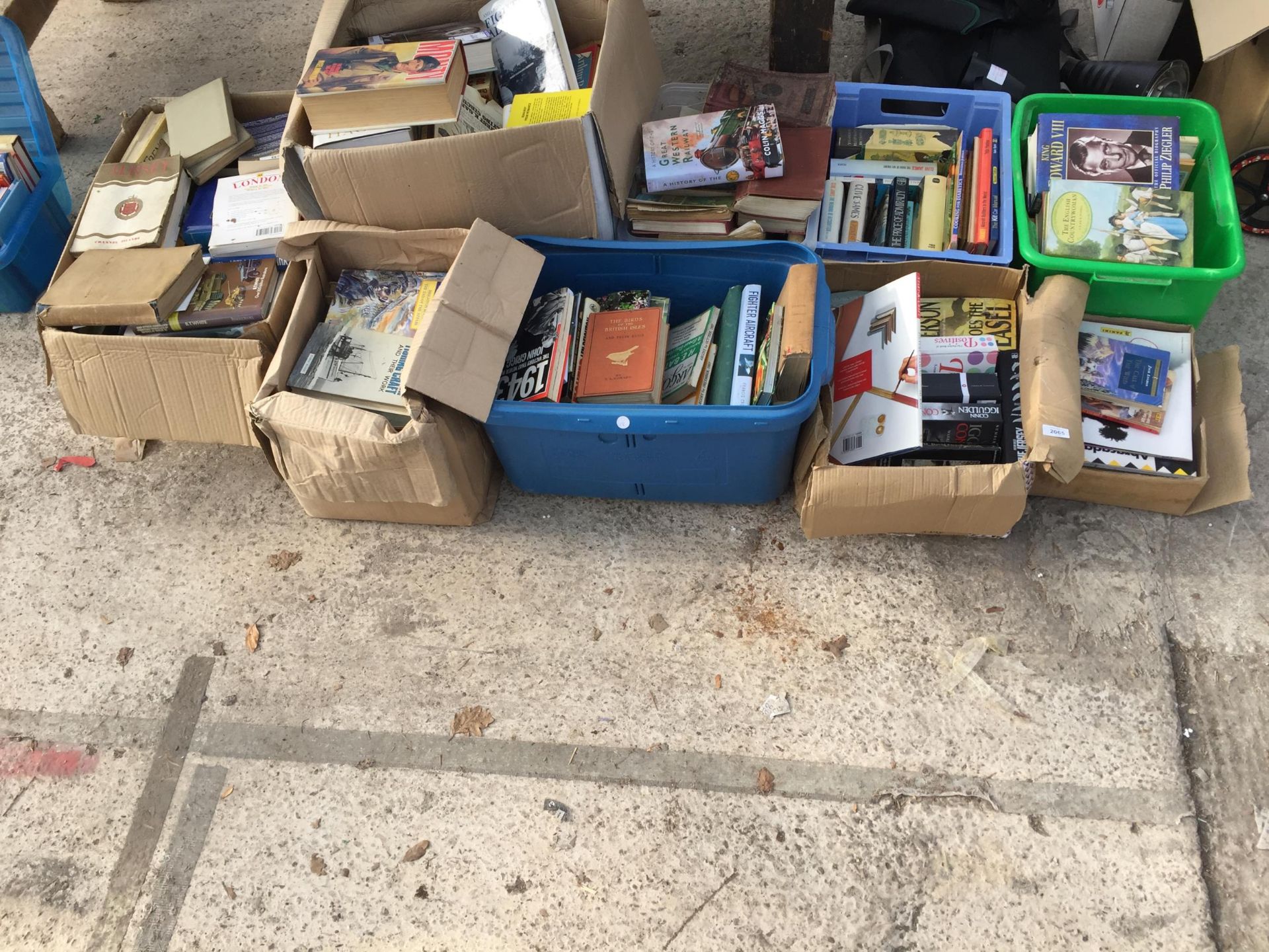 AN EXTREMELY LARGE ASSORTMENT OF VARIOUS BOOKS