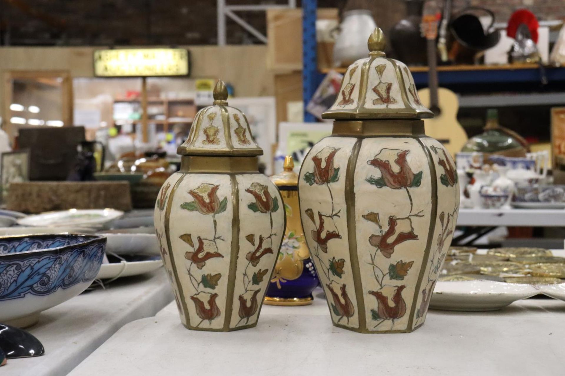 A VINTAGE BRASS CHARGER TOGETHER WITH TWO BRASS HANDPAINTED LIDDED JARS - Image 5 of 7