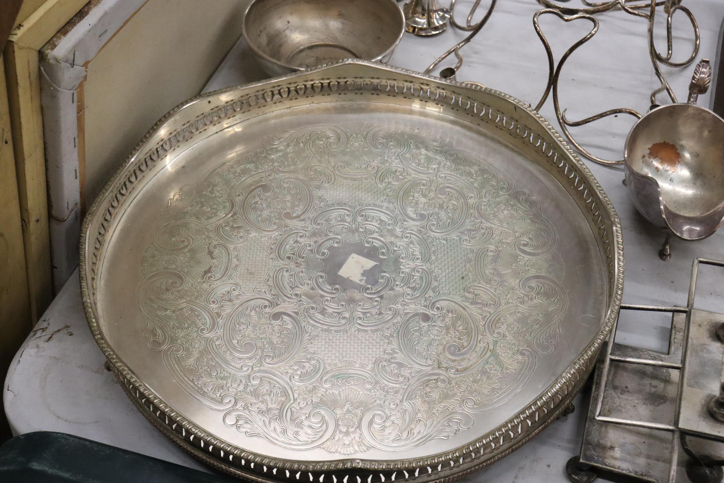 A QUANTITY OF ITEMS TO INCLUDE VINTAGE BOXED FLATWARE, A LARGE ROUND GALLERIED SILVER PLATED TRAY, - Image 12 of 13