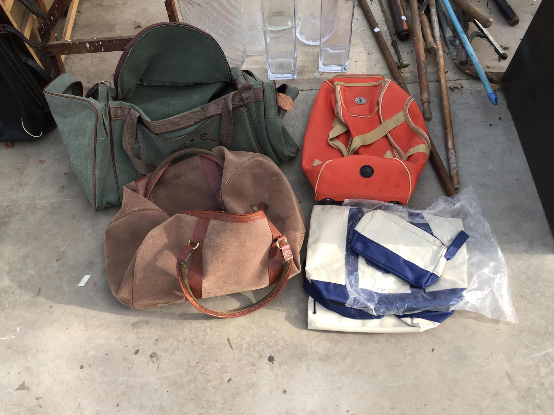 AN ASSORTMENT OF VINTAGE BAGS TO INCLUDE A CAMEL HOLDALL ETC