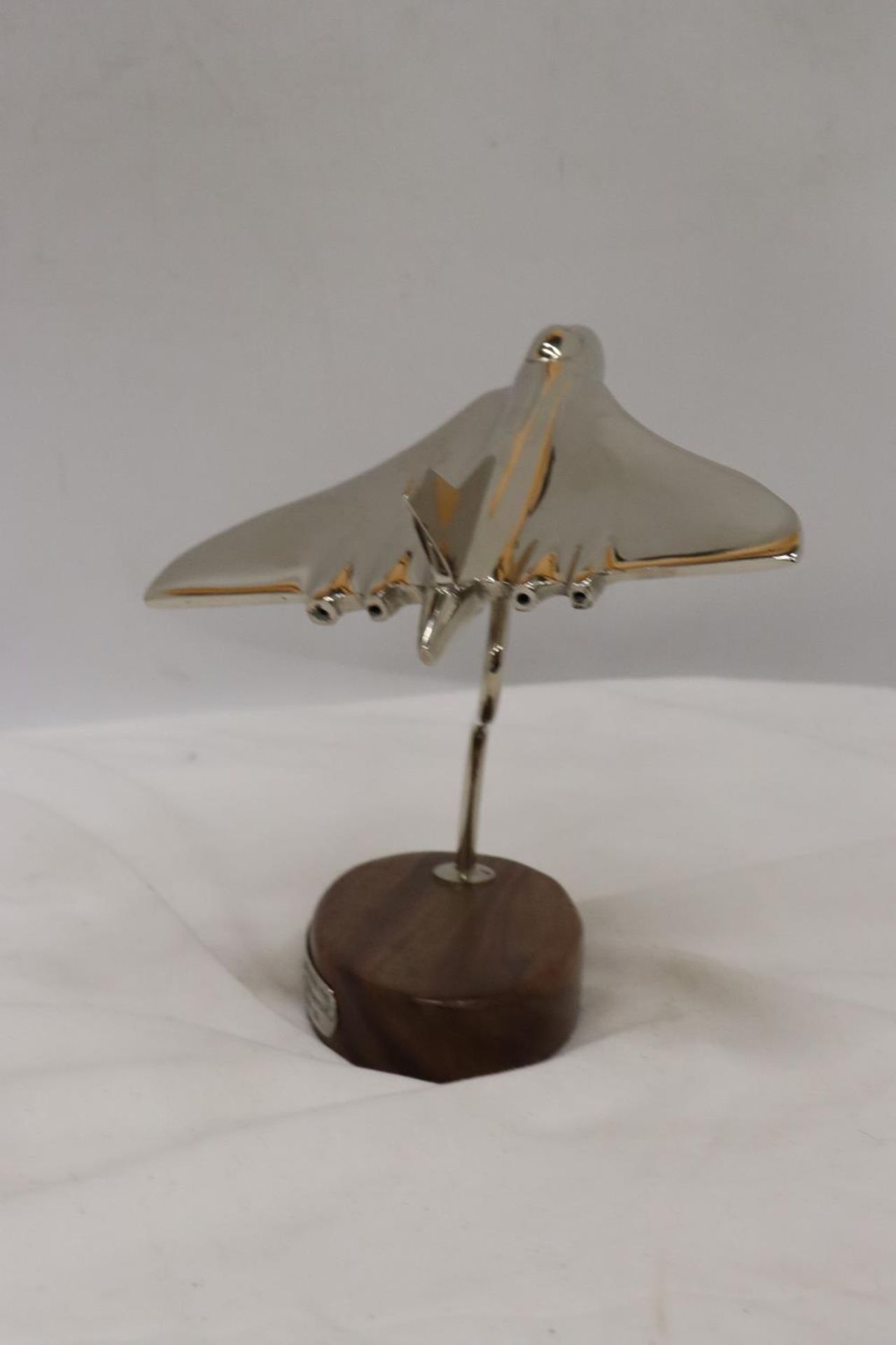 A CHROME MODEL OF AN AVRO VULCAN AEROPLANE ON A HARDWOOD BASE WITH HISTORY PLAQUE, HEIGHT 20 CM - Image 6 of 6