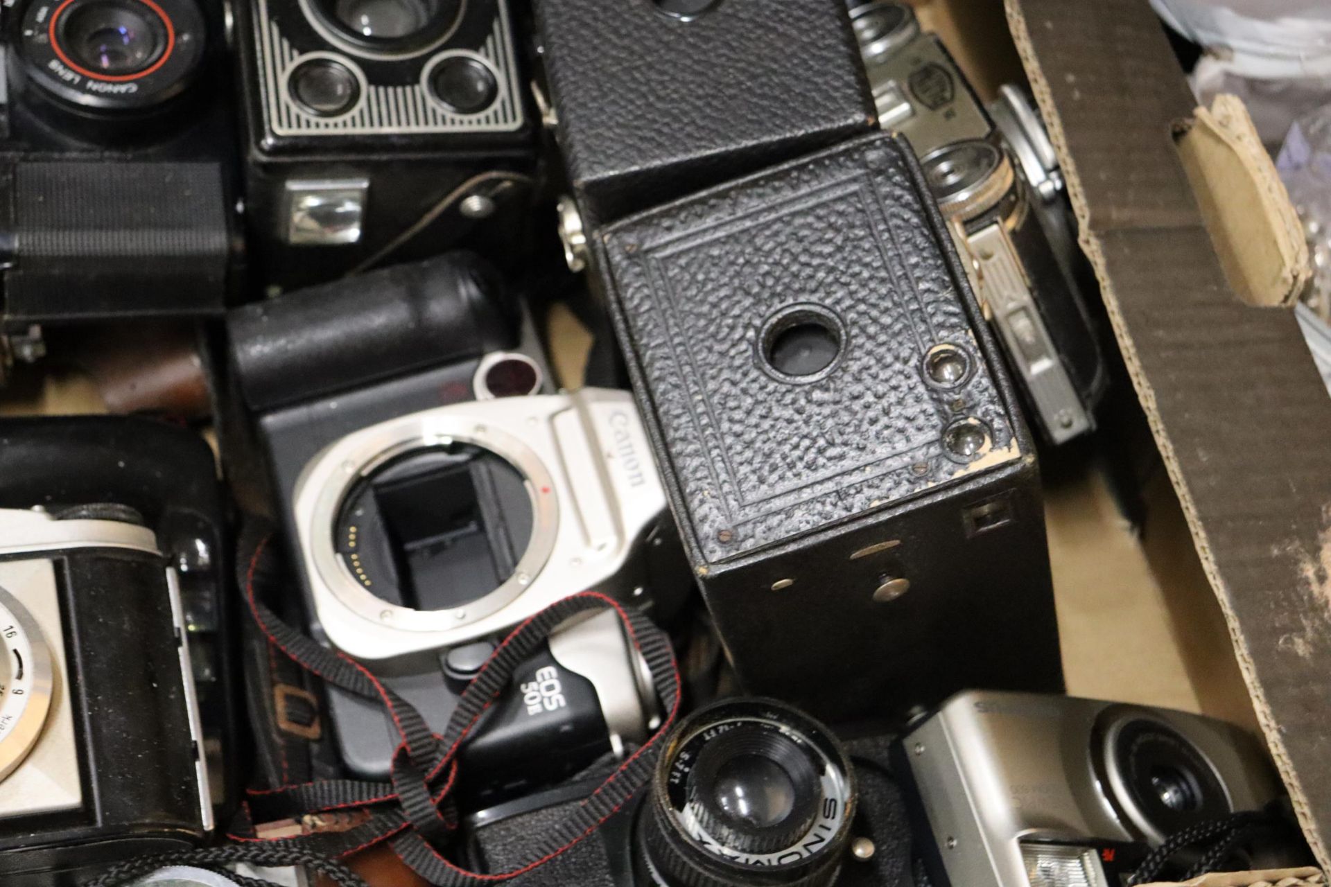 A LARGE QUANTITY OF VINTAGE CAMERAS TO INCLUDE CANON, ENSIGN, KODAK BROWNIE, ETC - 26 IN TOTAL - Image 5 of 9