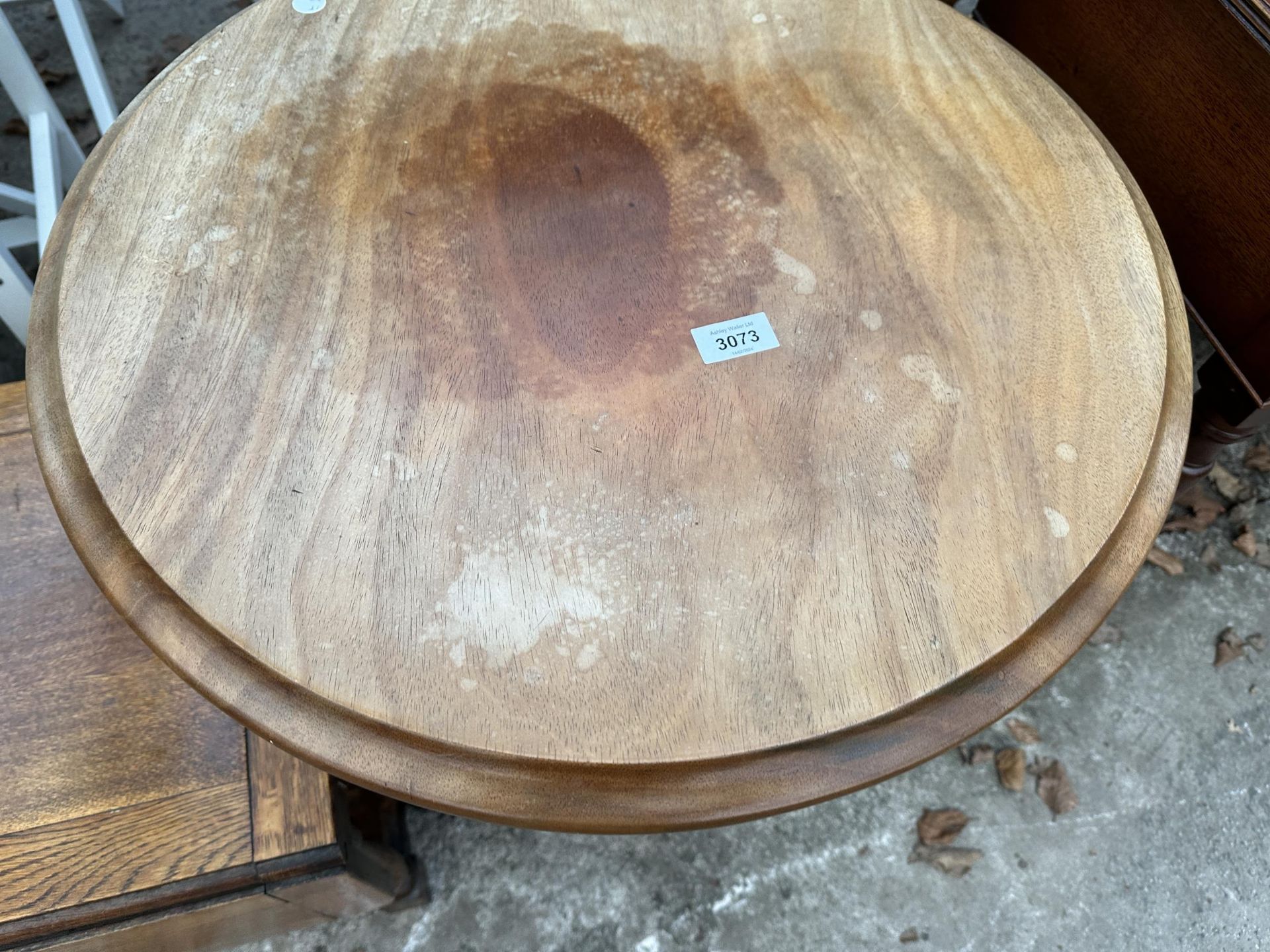 A 23" DIAMETER PUB TABLE ON CAST IRON BASE - Bild 2 aus 3