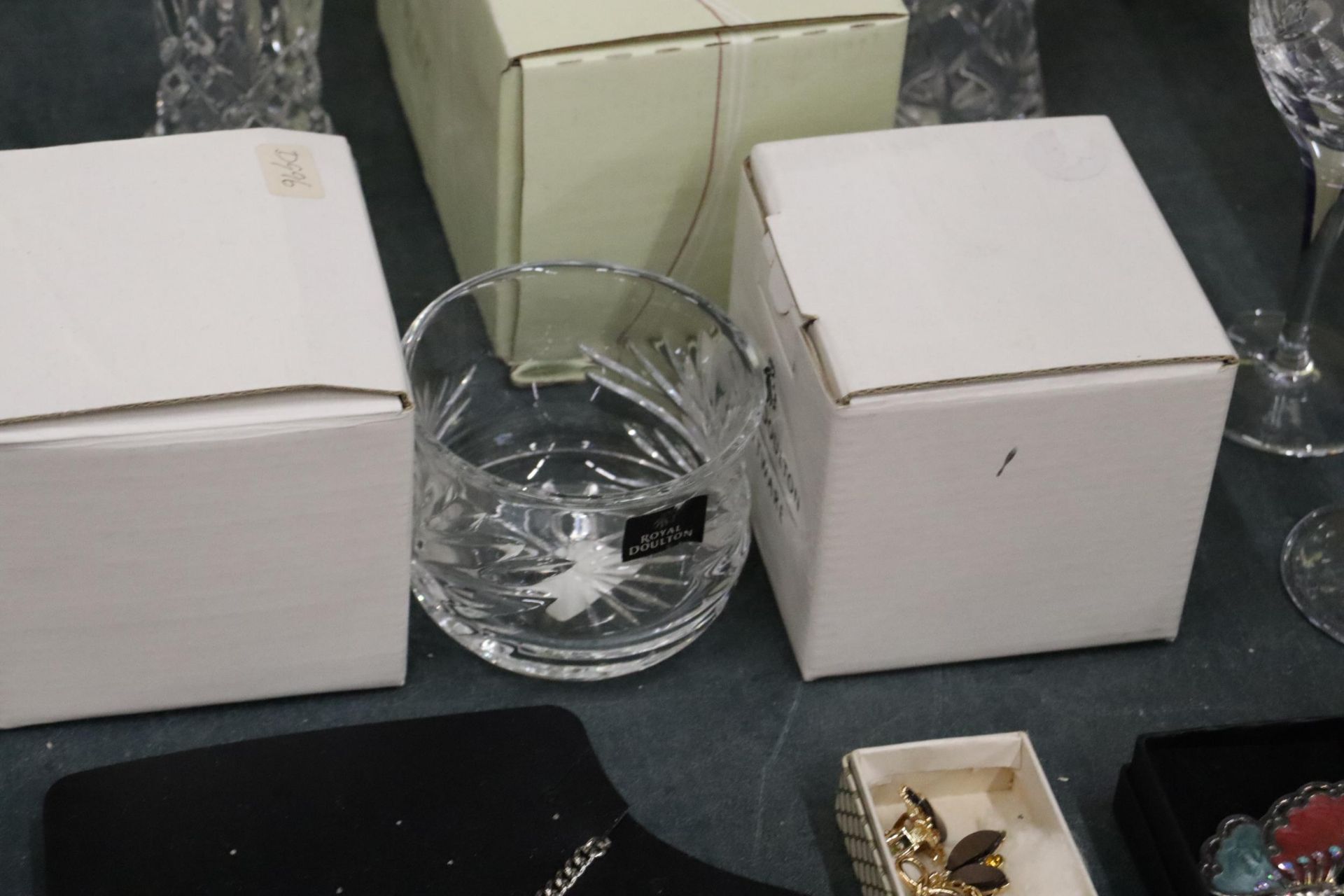 A COLLECTION OF BOXED GLASSWARE TO INCLUDE ROYAL DOULTON CRYSTAL GLASSES, ROYAL DOULTON WHISKY - Image 6 of 8