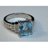 A MARKED 925 SILVER DRESS RING WITH CLEAR BLUE STONE, GROSS WEIGHT 4.74 GRAMS, SIZE K/L